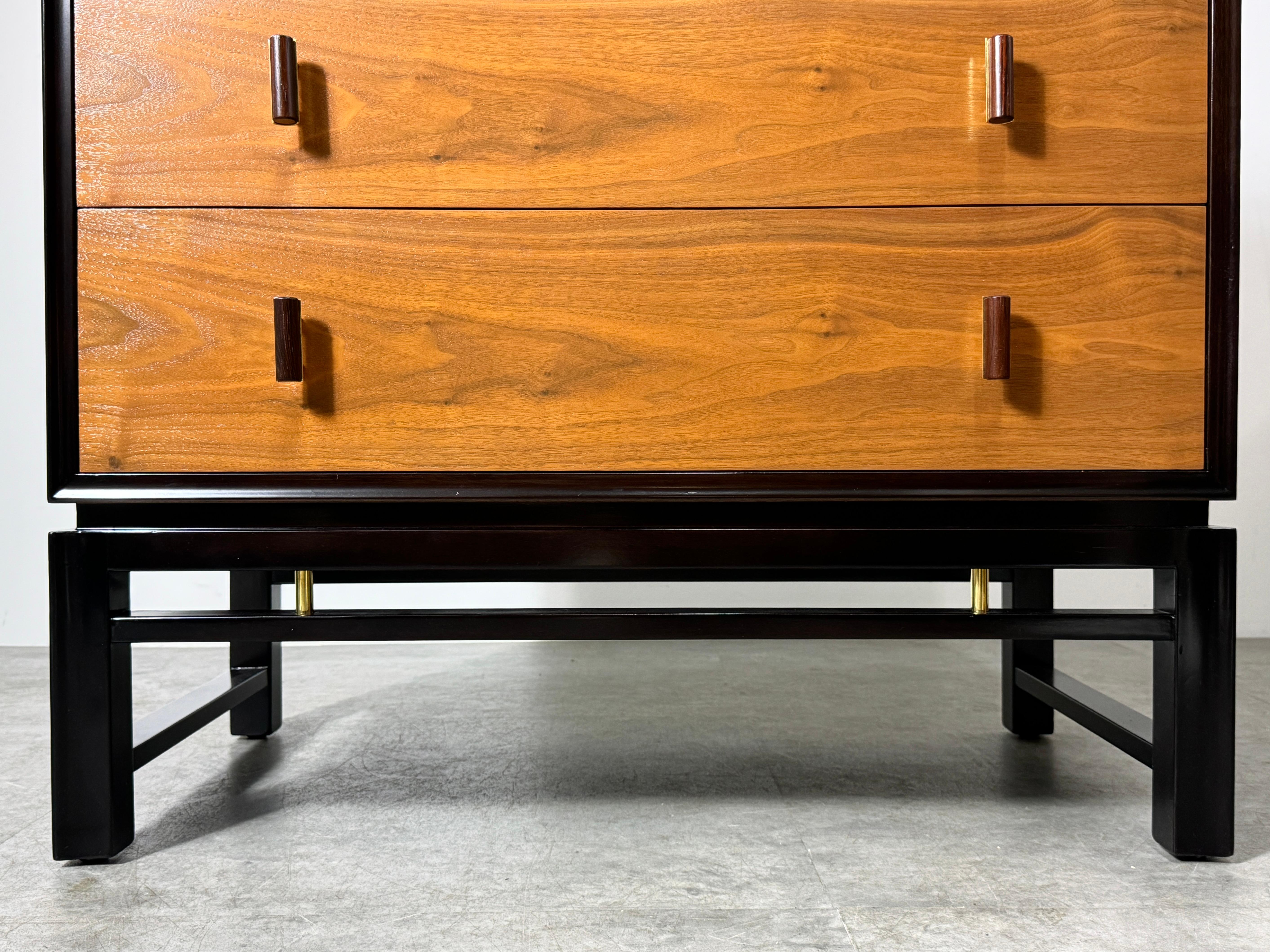 Edward Wormley Dunbar Chest of Drawers in Walnut with Rosewood & Brass Pulls en venta 3