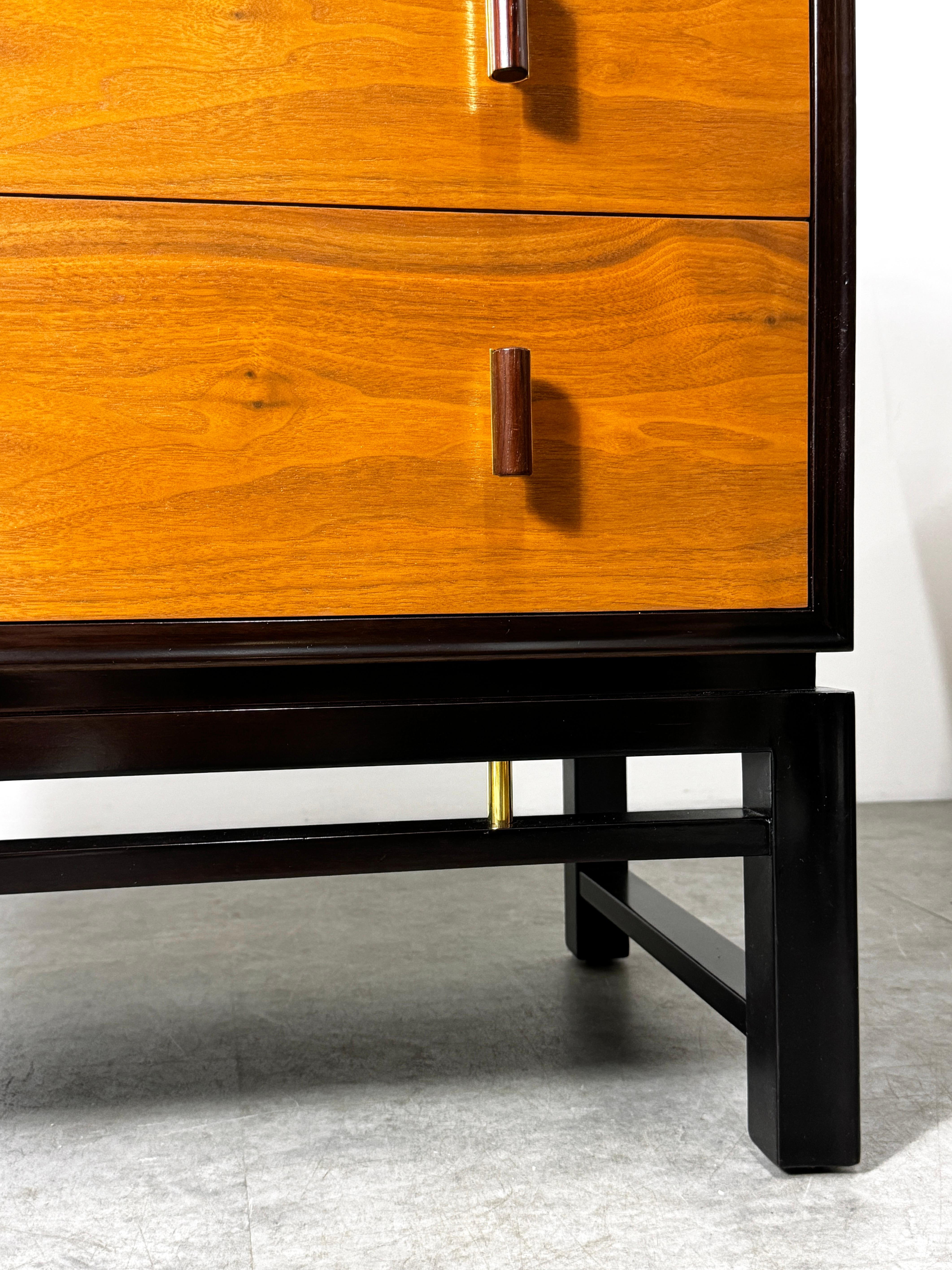 Edward Wormley Dunbar Chest of Drawers in Walnut with Rosewood & Brass Pulls en venta 4