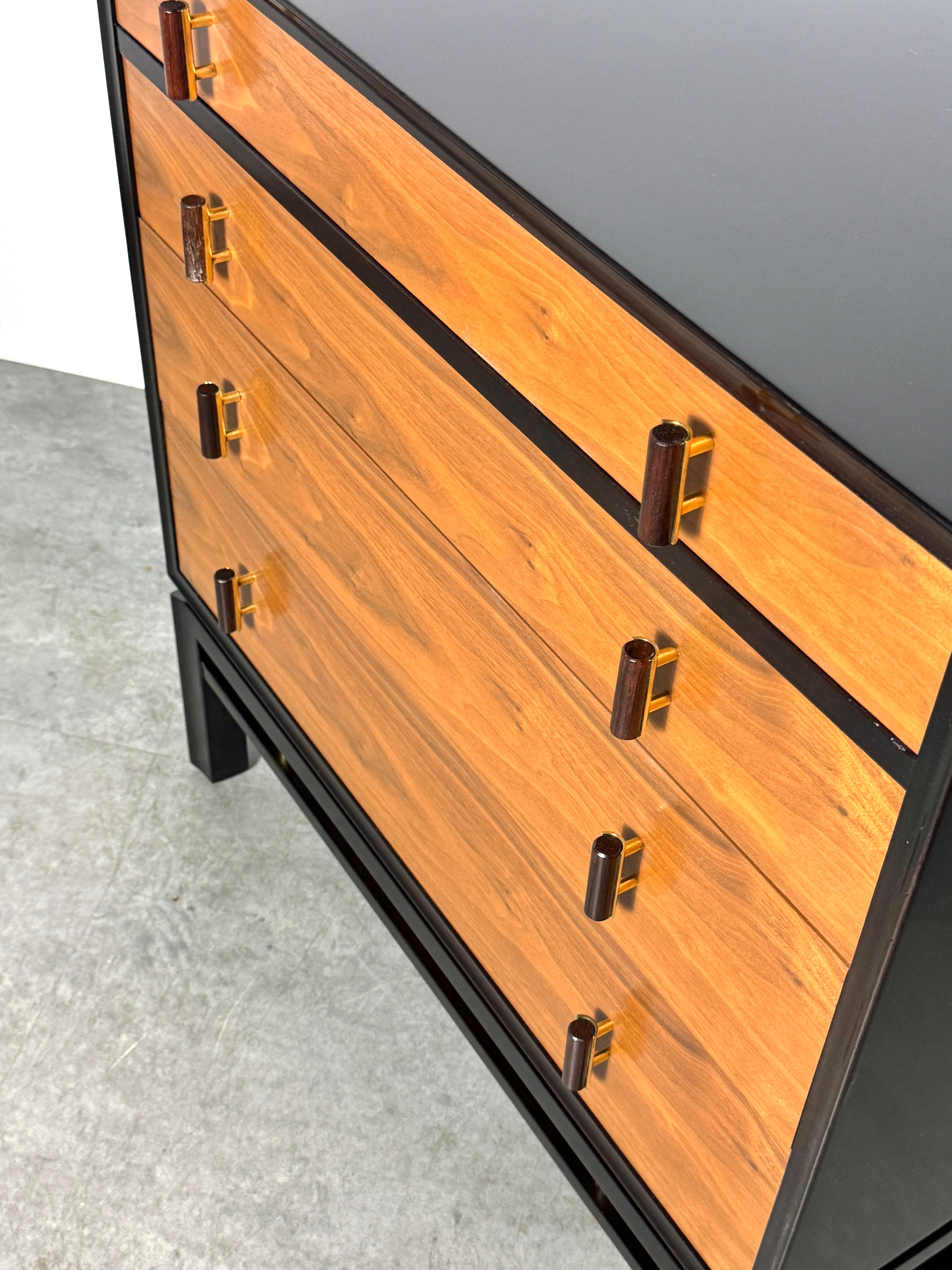 Edward Wormley Dunbar Chest of Drawers in Walnut with Rosewood & Brass Pulls en venta 5