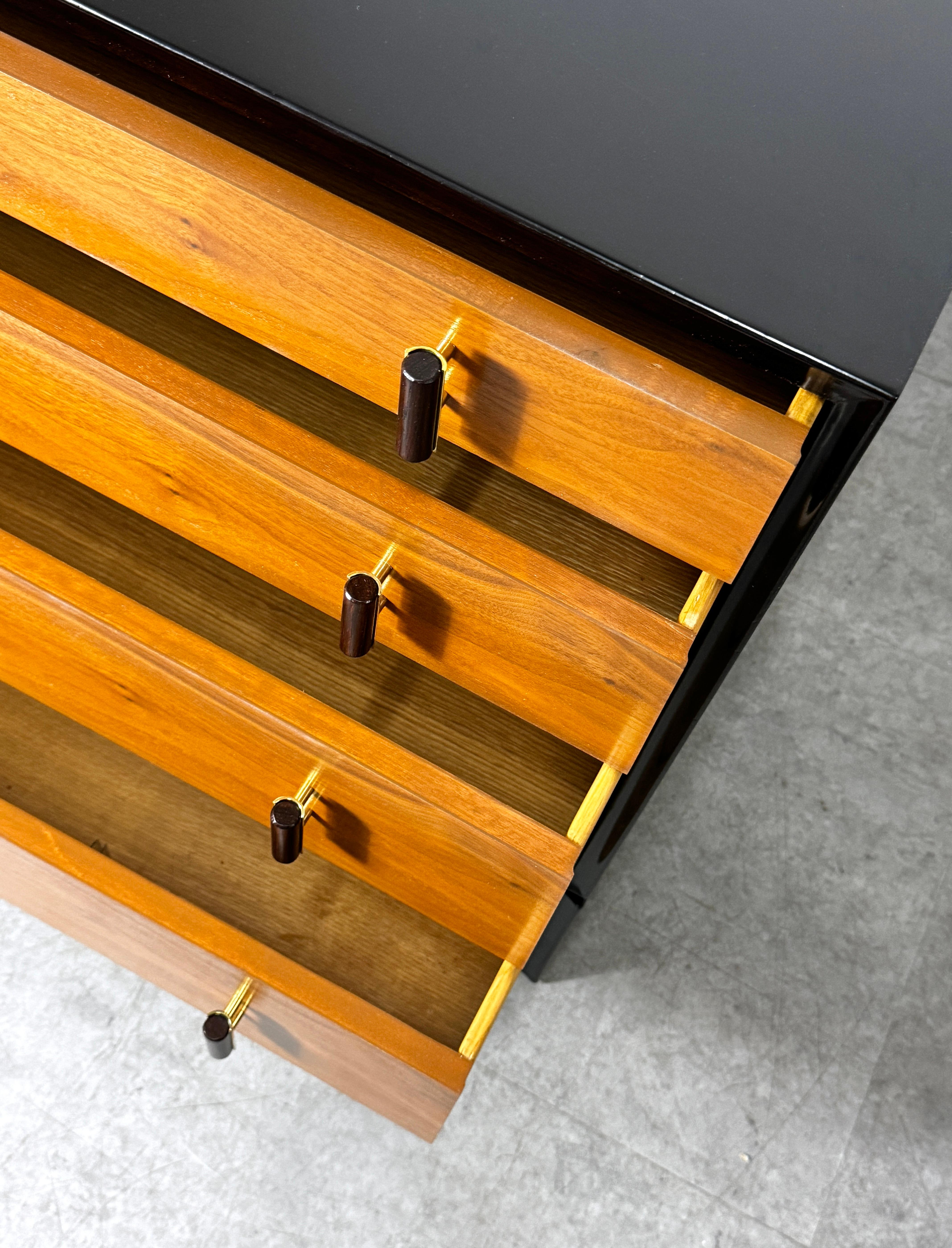 Edward Wormley Dunbar Chest of Drawers in Walnut with Rosewood & Brass Pulls en venta 6
