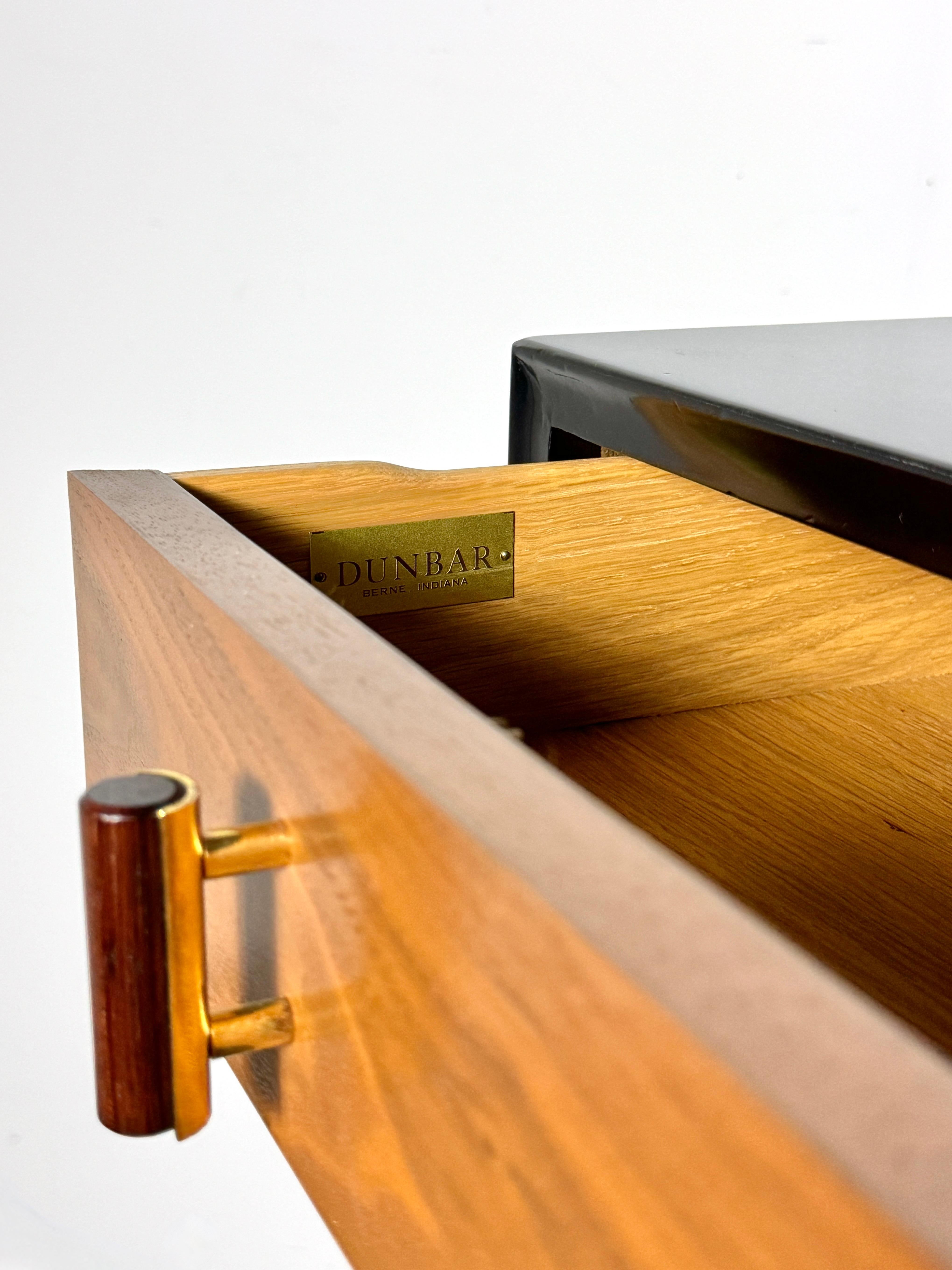 Edward Wormley Dunbar Chest of Drawers in Walnut with Rosewood & Brass Pulls en venta 7