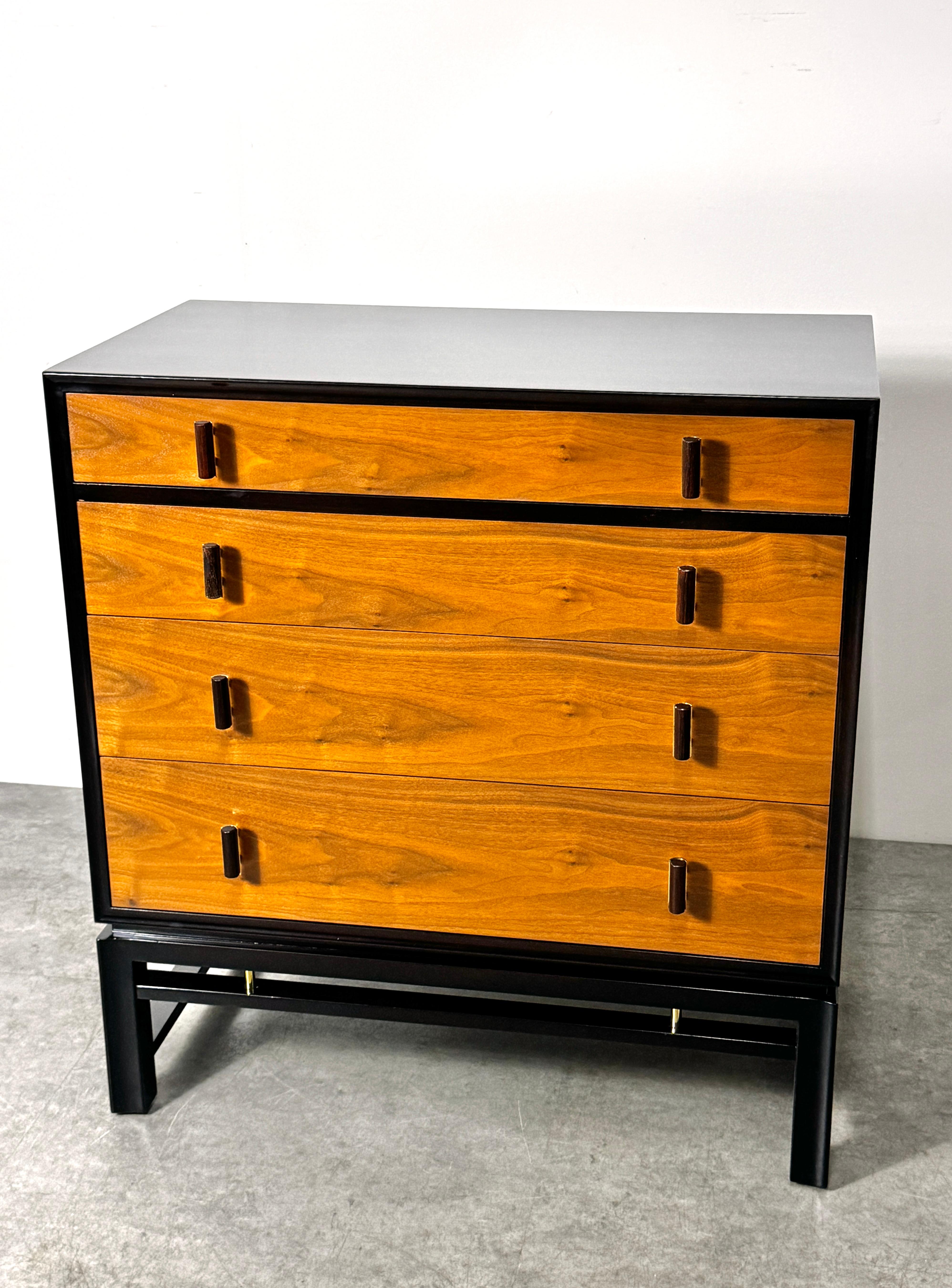 Edward Wormley Dunbar Chest of Drawers in Walnut with Rosewood & Brass Pulls Moderno de mediados de siglo en venta