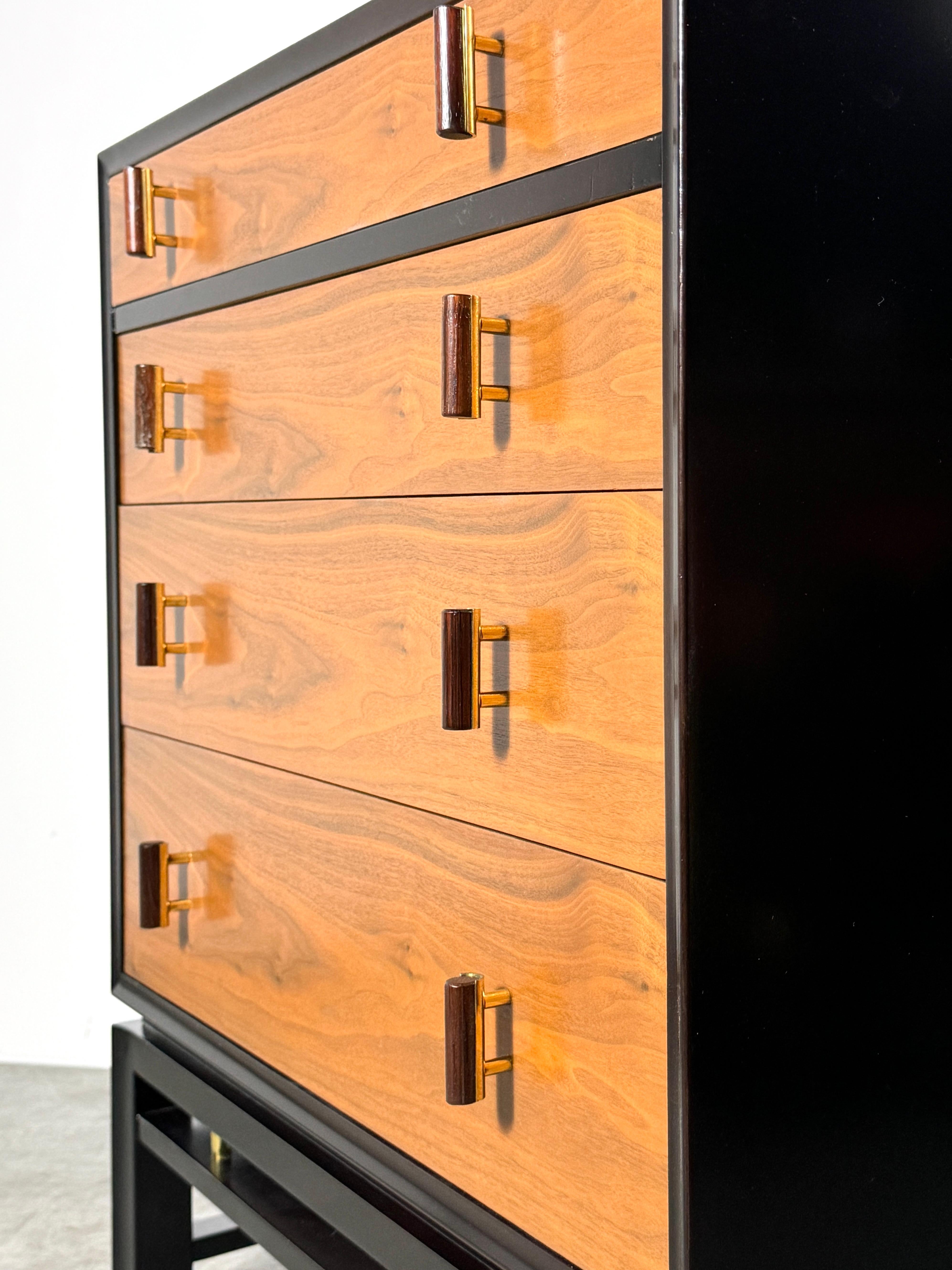 Edward Wormley Dunbar Chest of Drawers in Walnut with Rosewood & Brass Pulls Estadounidense en venta