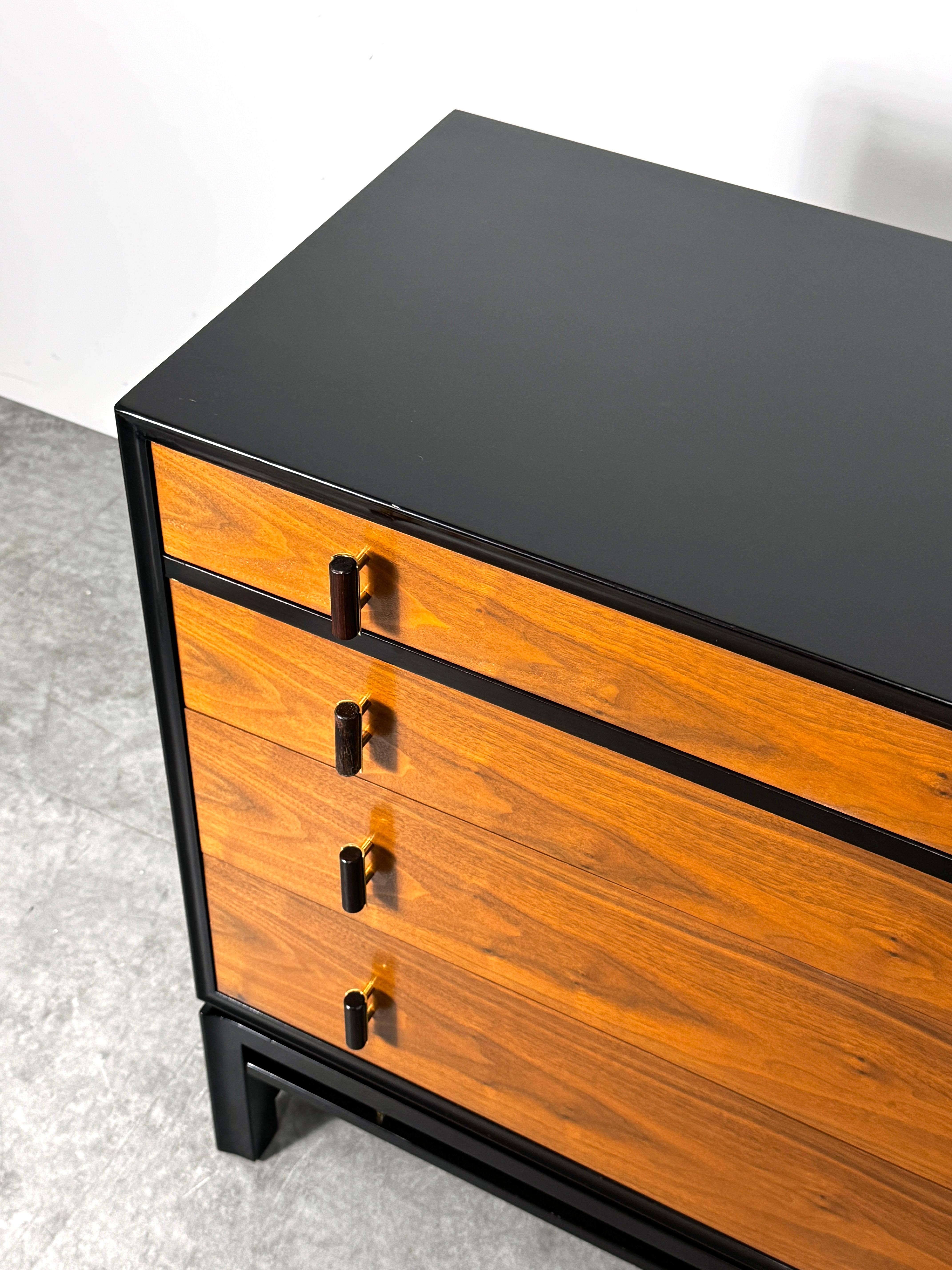 Edward Wormley Dunbar Chest of Drawers in Walnut with Rosewood & Brass Pulls en Bueno estado para la venta en Troy, MI