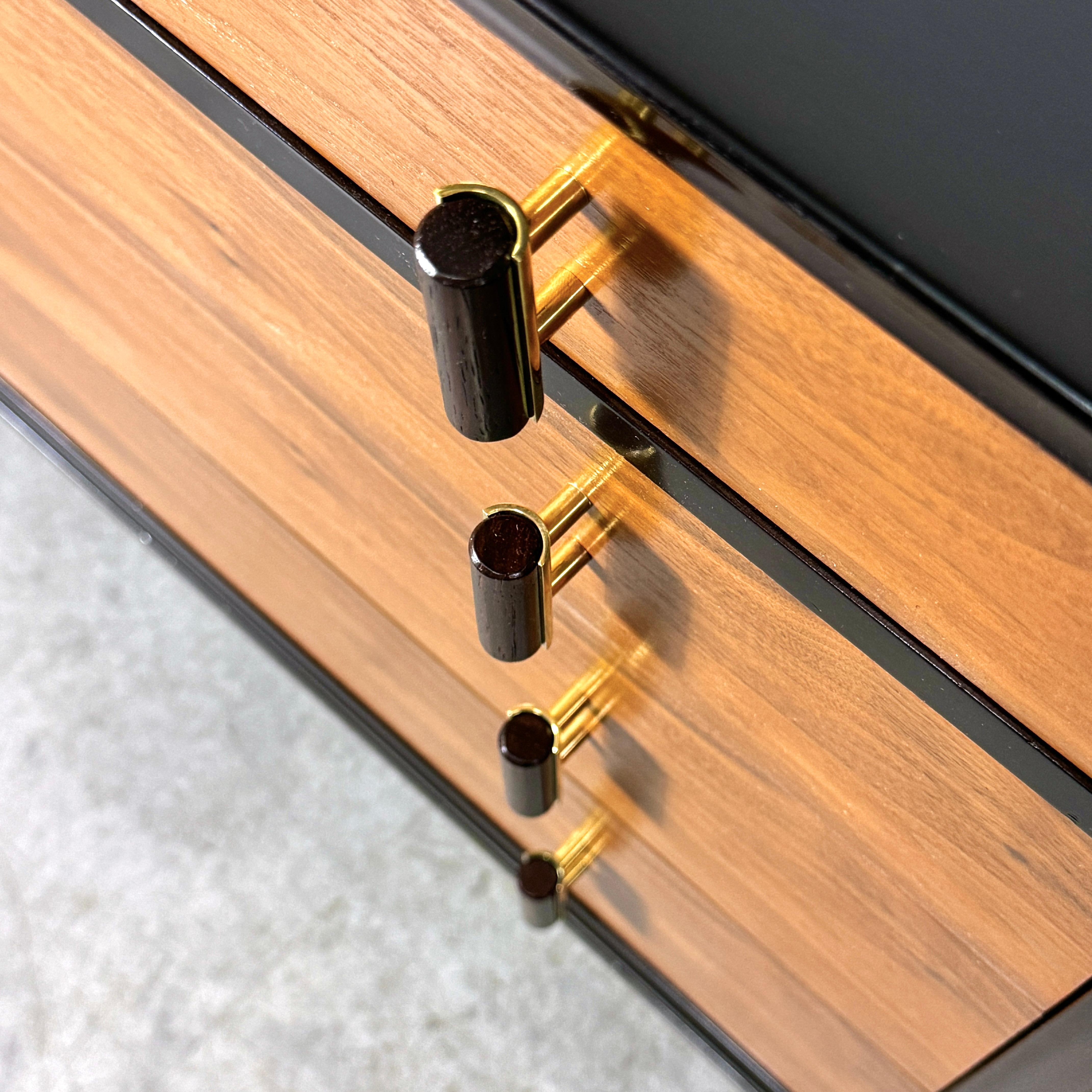Edward Wormley Dunbar Chest of Drawers in Walnut with Rosewood & Brass Pulls mediados del siglo XX en venta