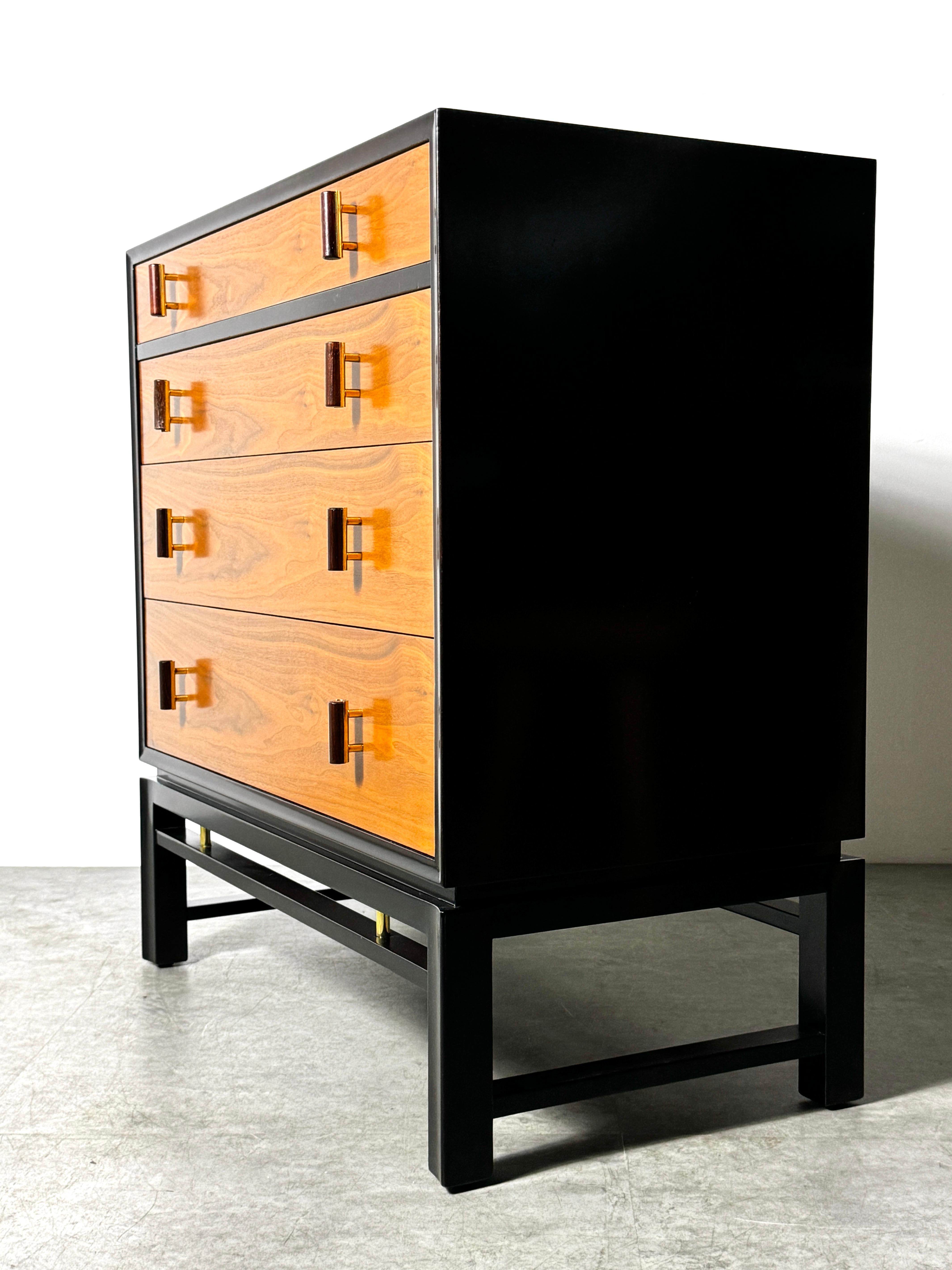 Edward Wormley Dunbar Chest of Drawers in Walnut with Rosewood & Brass Pulls Latón en venta