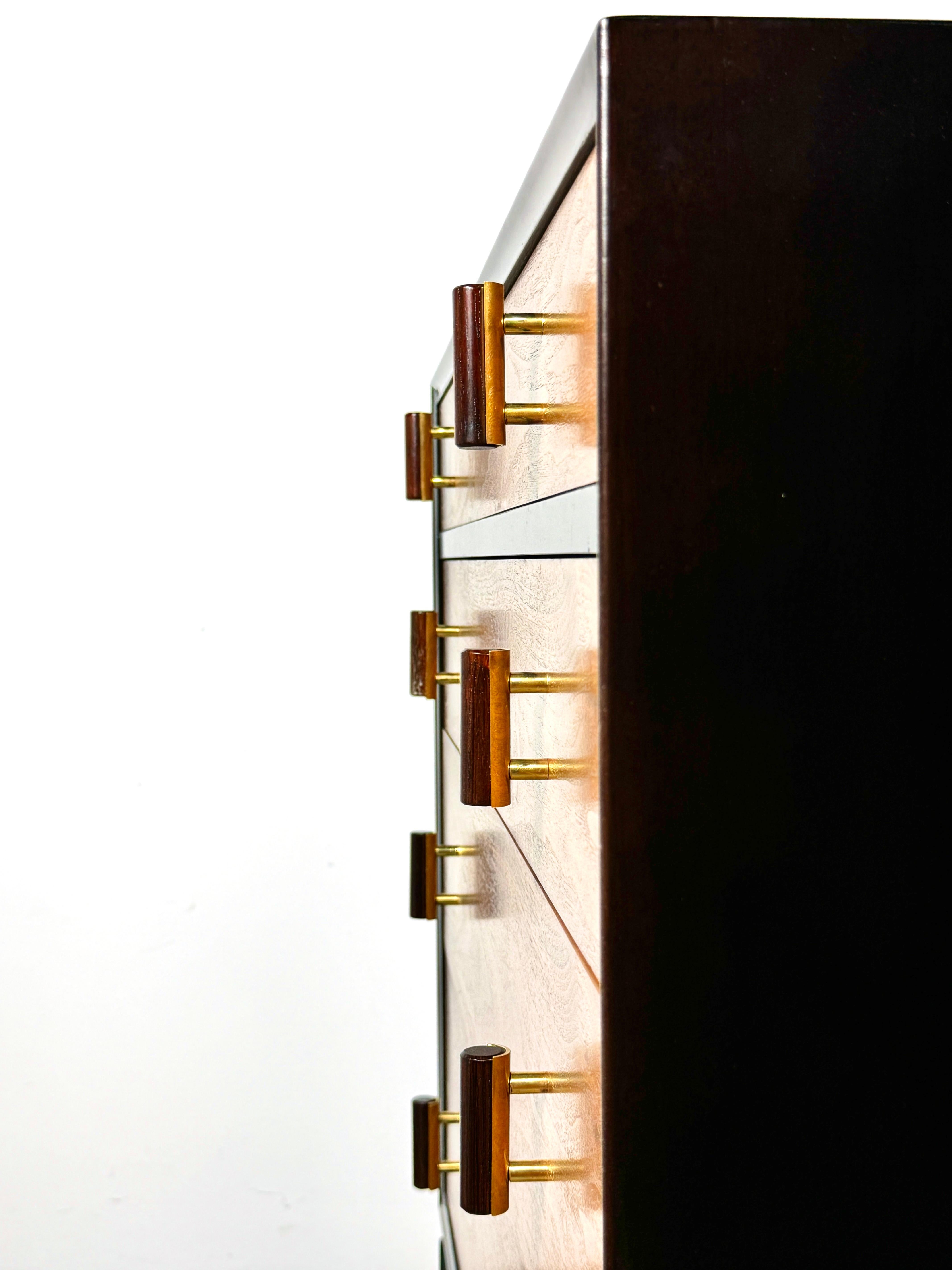 Edward Wormley Dunbar Chest of Drawers in Walnut with Rosewood & Brass Pulls en venta 1