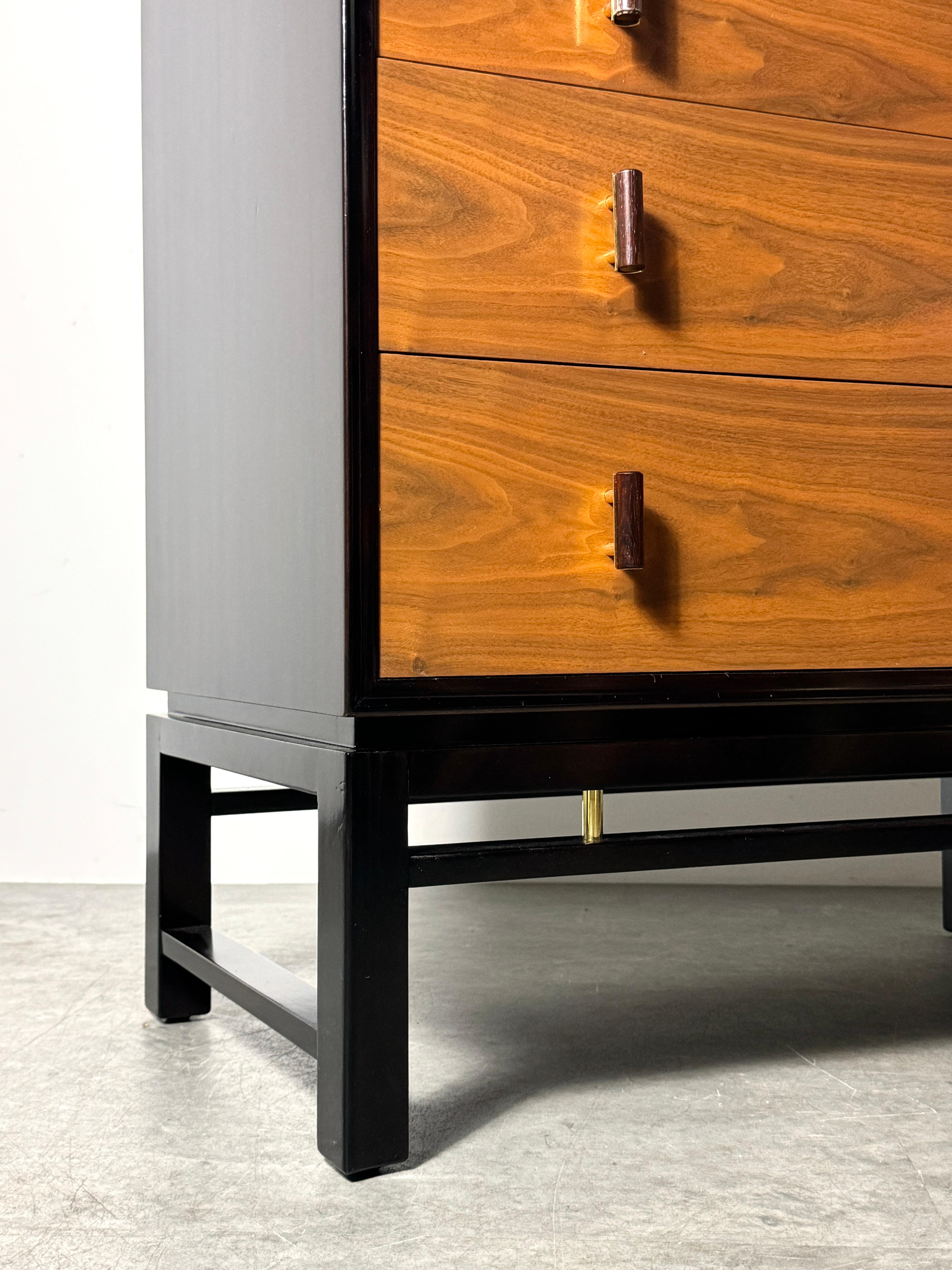 Edward Wormley Dunbar Chest of Drawers in Walnut with Rosewood & Brass Pulls en venta 2