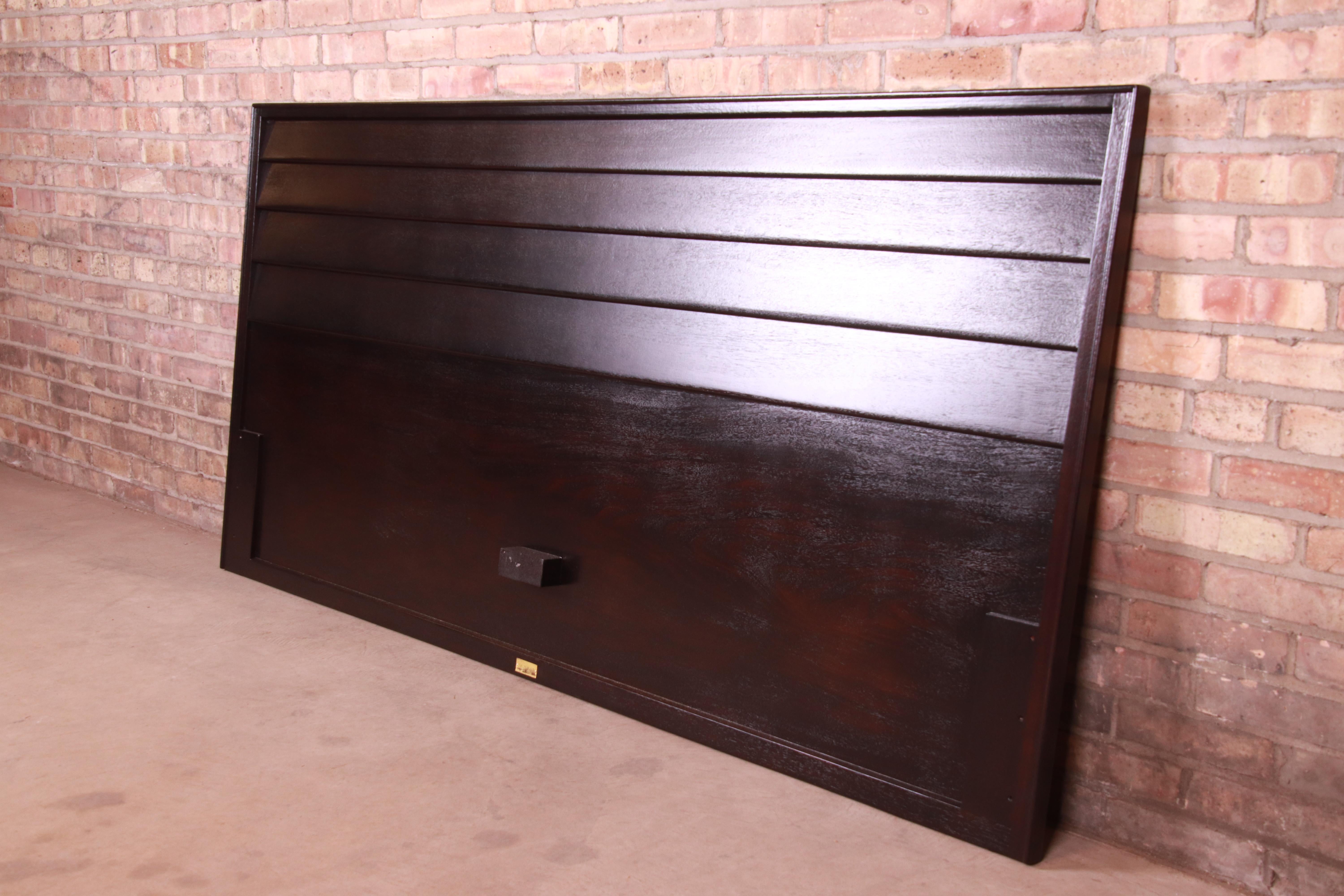 A rare and exceptional Mid-Century Modern king size headboard

By Edward Wormley for Dunbar Furniture

USA, 1950s

Newly ebonized mahogany, with unique louvered Front Design.

Measures: 78