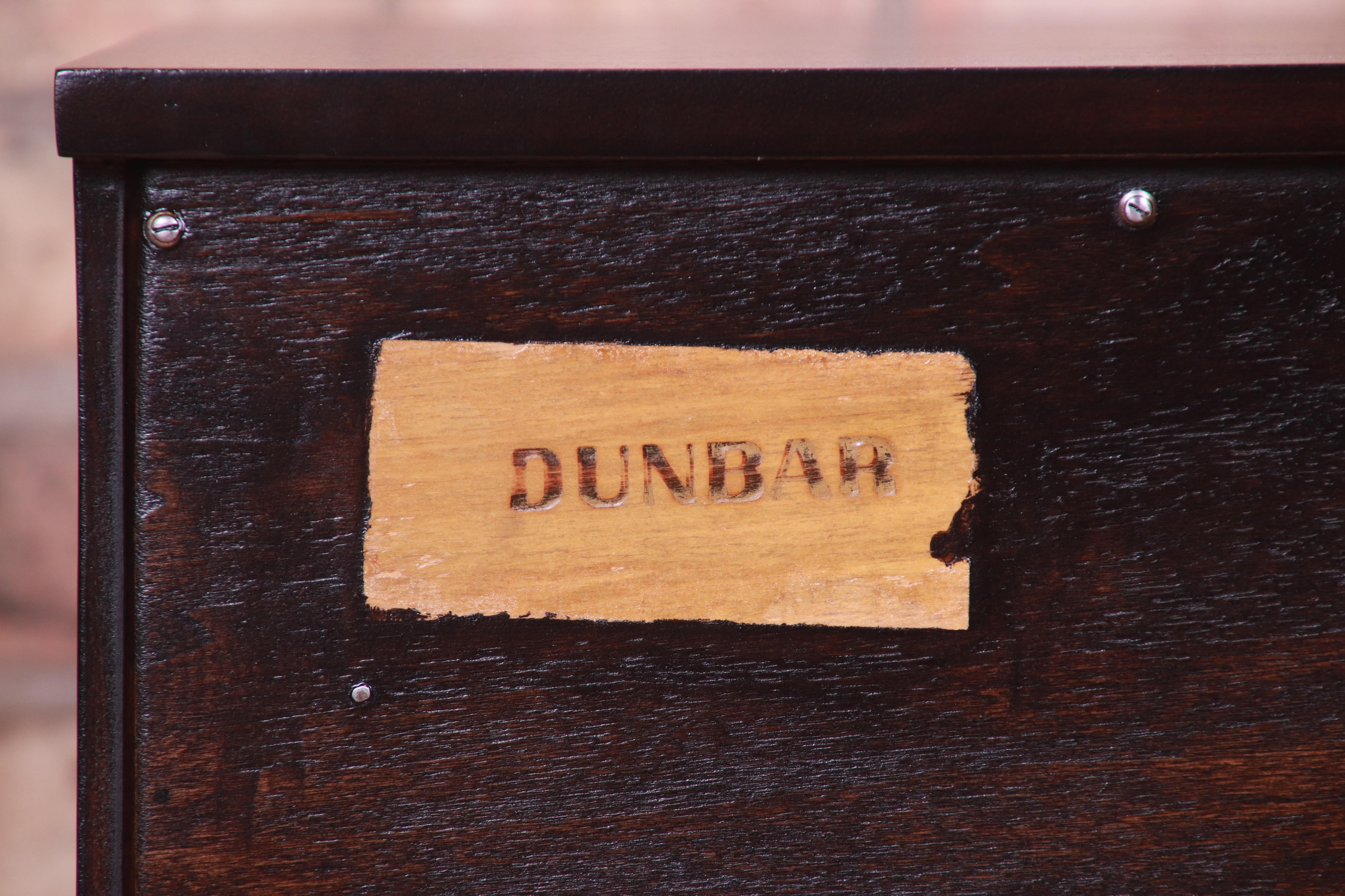 Commode en acajou ébénisé Edward Wormley pour Dunbar, nouvellement restaurée en vente 7