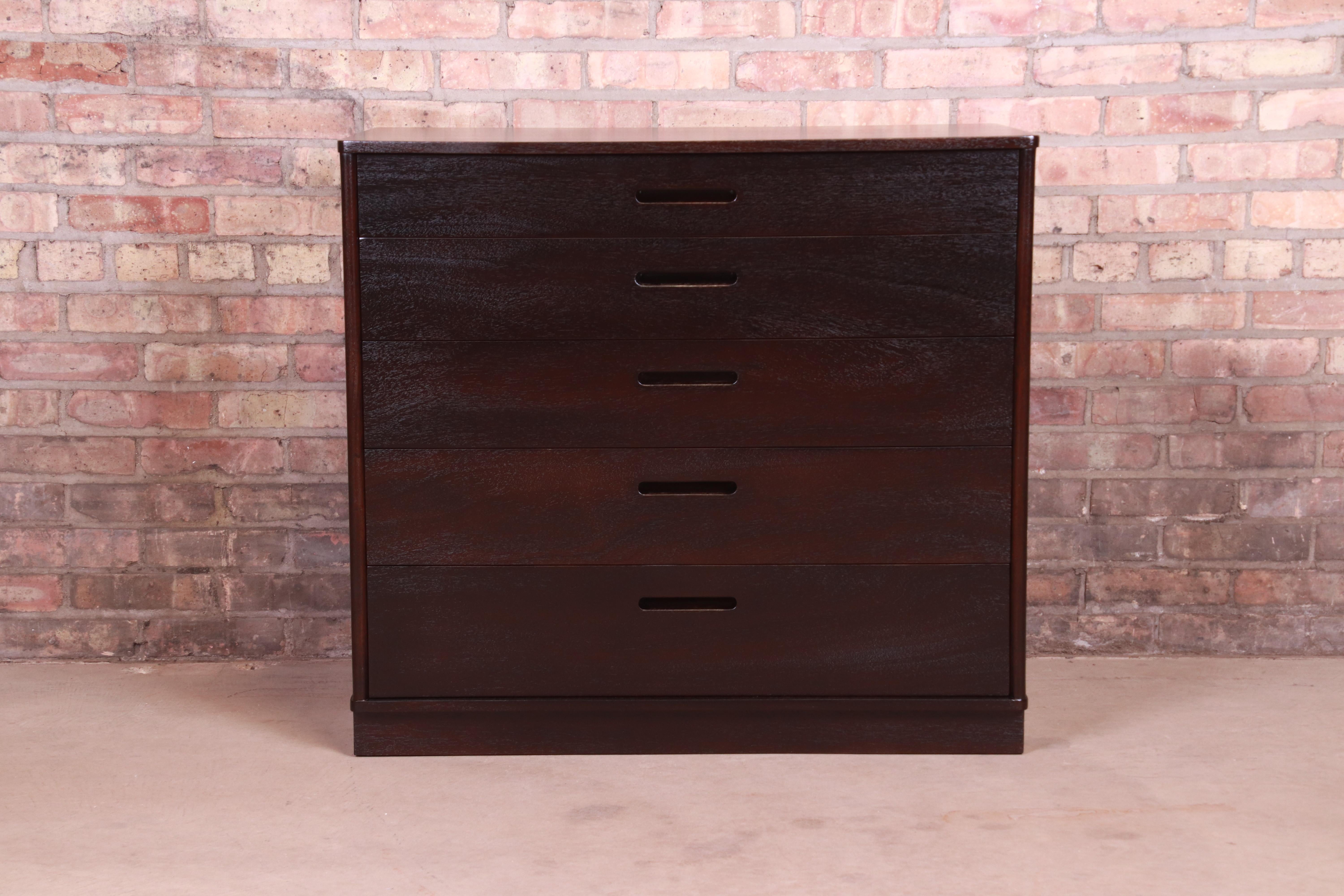 An exceptional Mid-Century Modern ebonized mahogany five-drawer chest of drawers

By Edward Wormley for Dunbar

USA, 1950s

Measures: 34.13