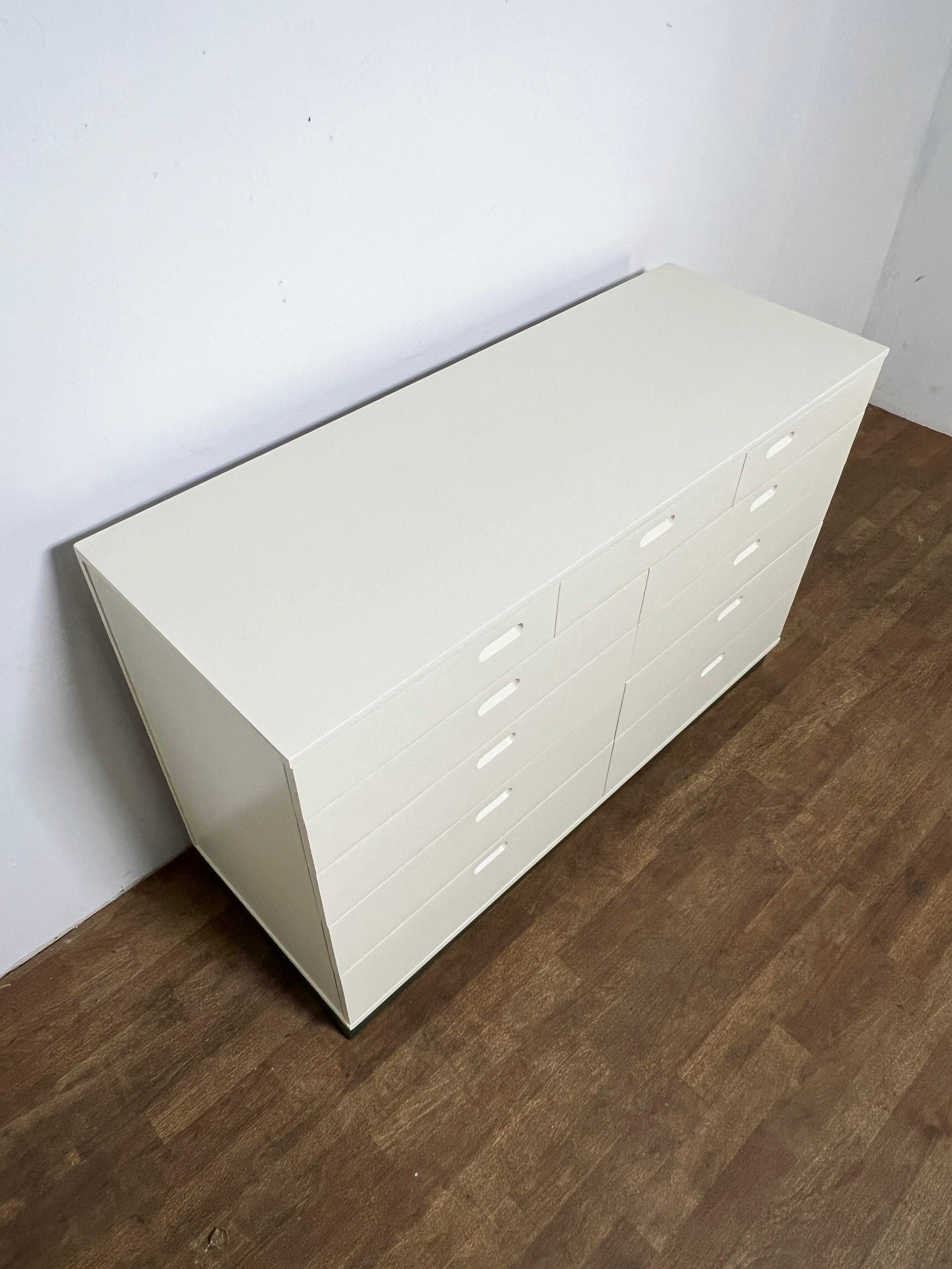 Mid-Century moderno Edward Wormley per Dunbar, Comò a undici cassetti, CIRCA ANNI '50 in vendita
