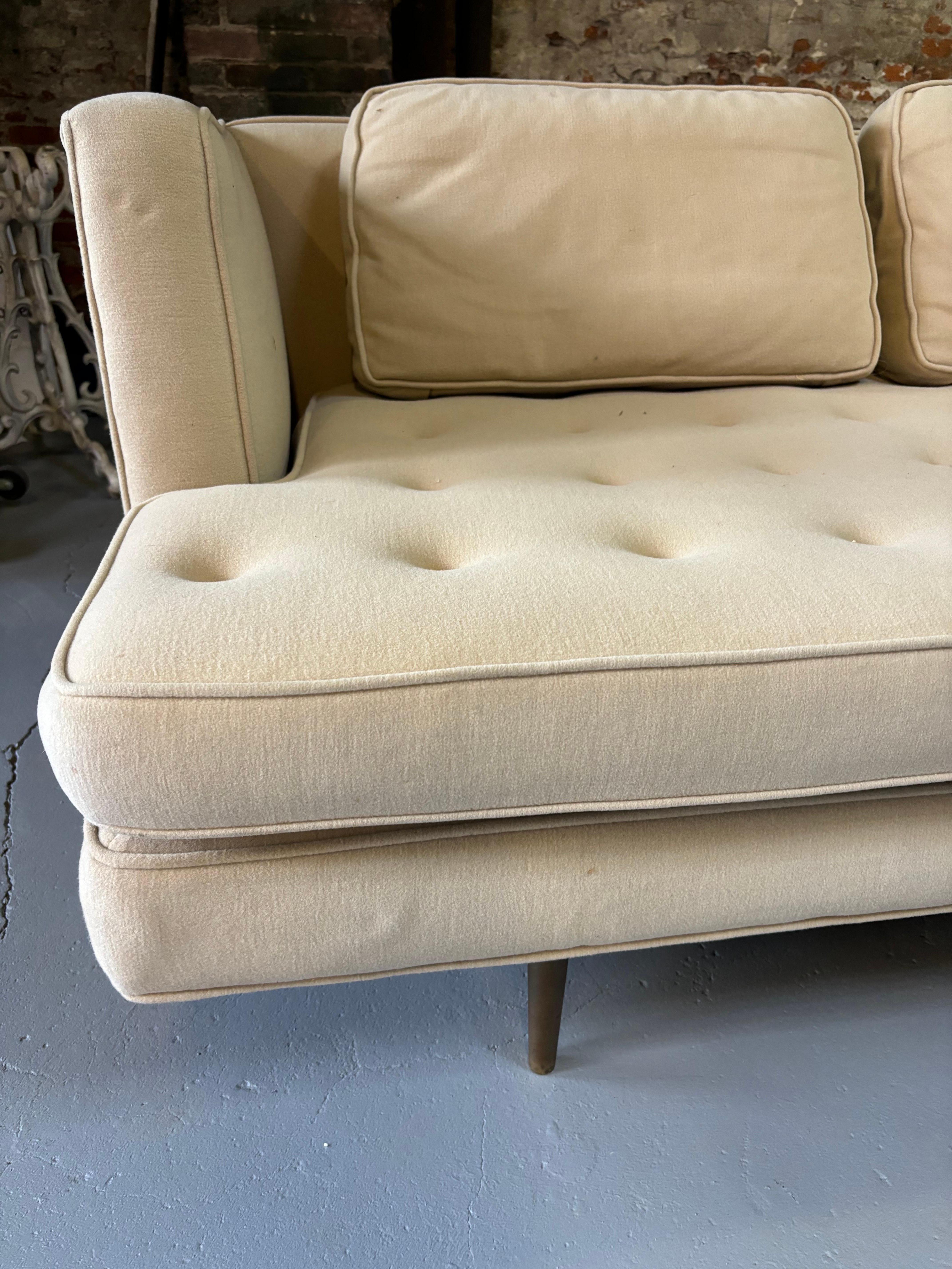 Canapé de soirée Edward Wormley pour Dunbar Modèle 4907A/ Pieds en laiton en vente 4