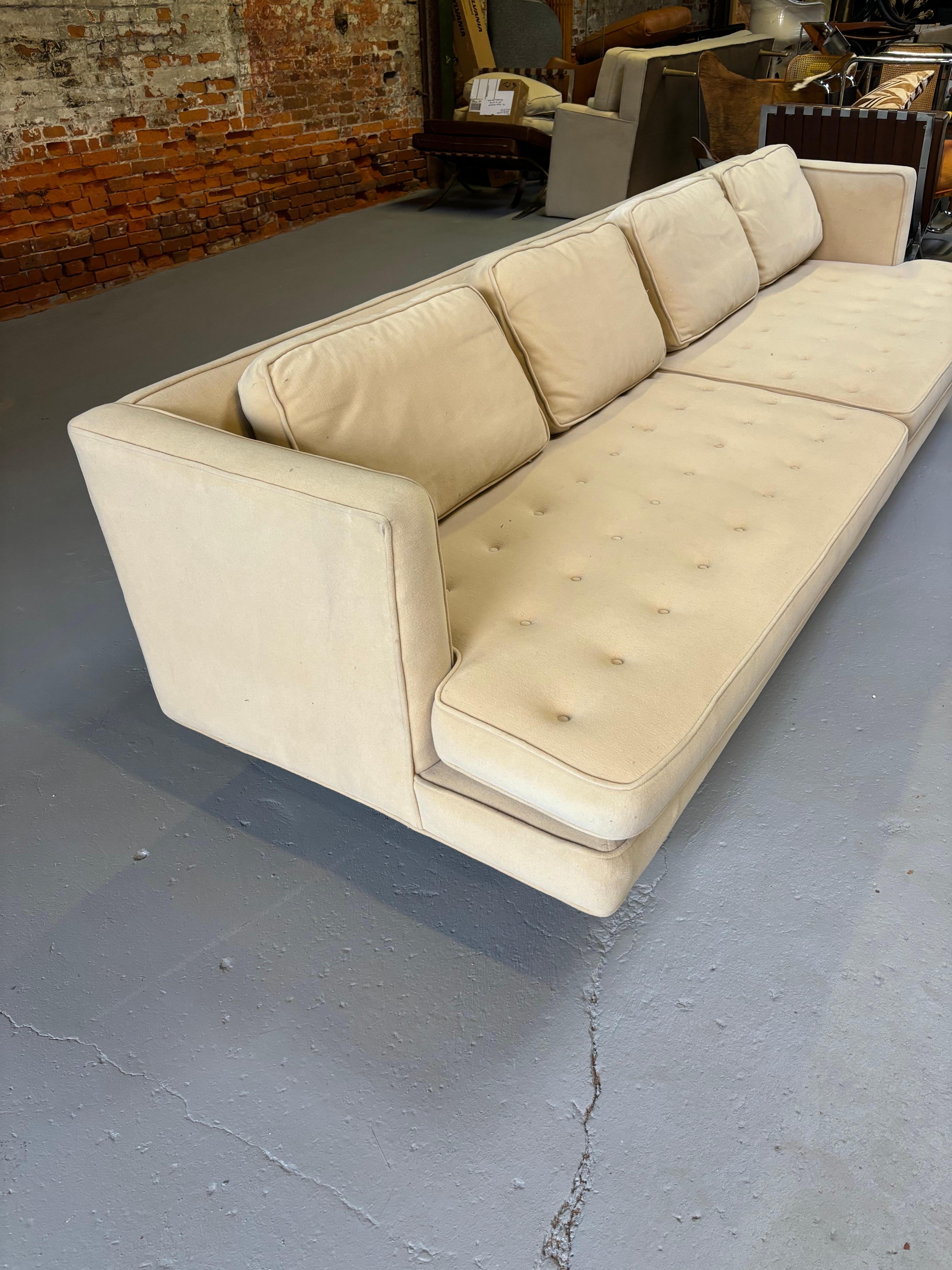 Mid-Century Modern Canapé de soirée Edward Wormley pour Dunbar Modèle 4907A/ Pieds en laiton en vente