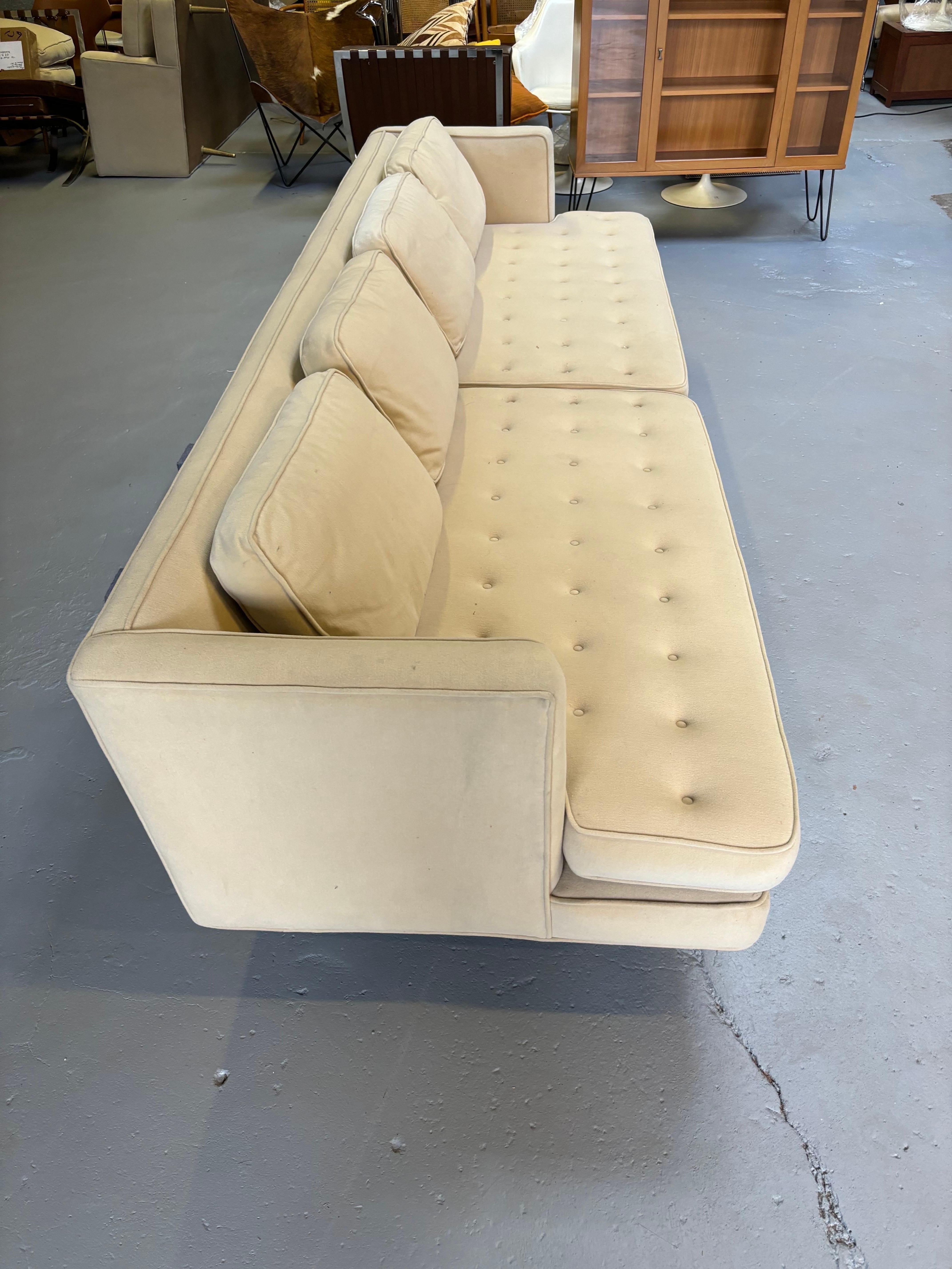 Américain Canapé de soirée Edward Wormley pour Dunbar Modèle 4907A/ Pieds en laiton en vente
