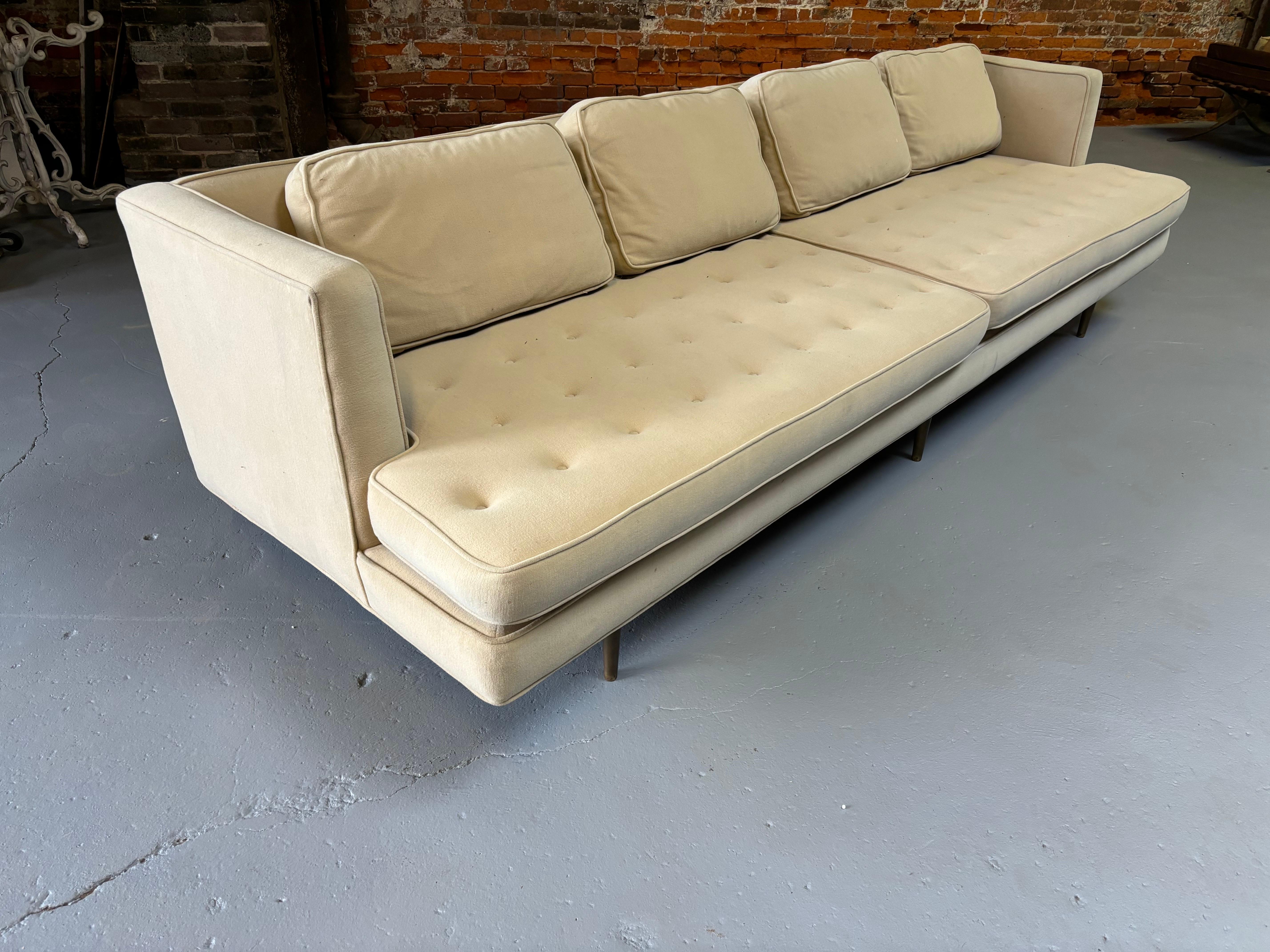 Laiton Canapé de soirée Edward Wormley pour Dunbar Modèle 4907A/ Pieds en laiton en vente