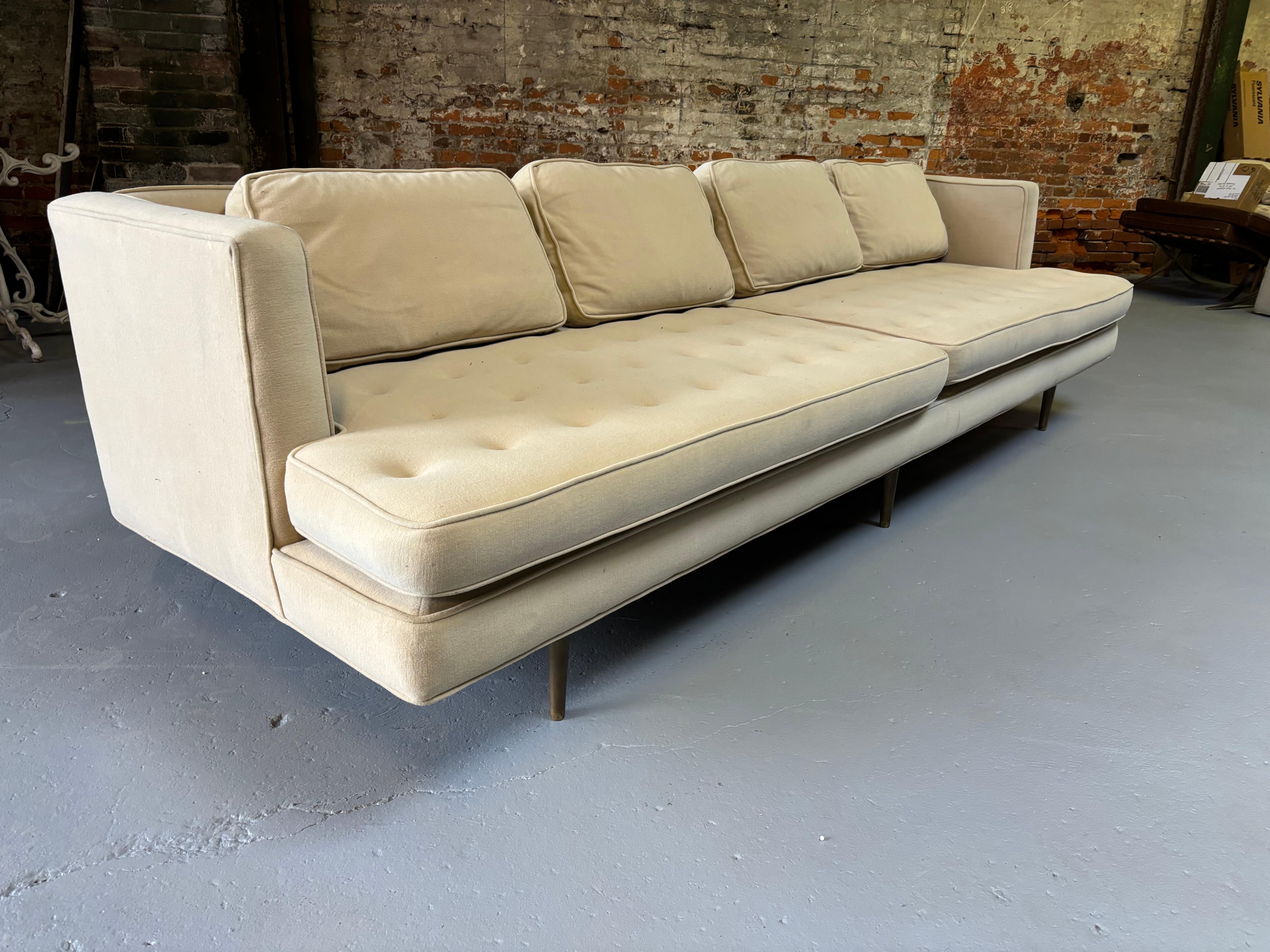 Canapé de soirée Edward Wormley pour Dunbar Modèle 4907A/ Pieds en laiton en vente 1