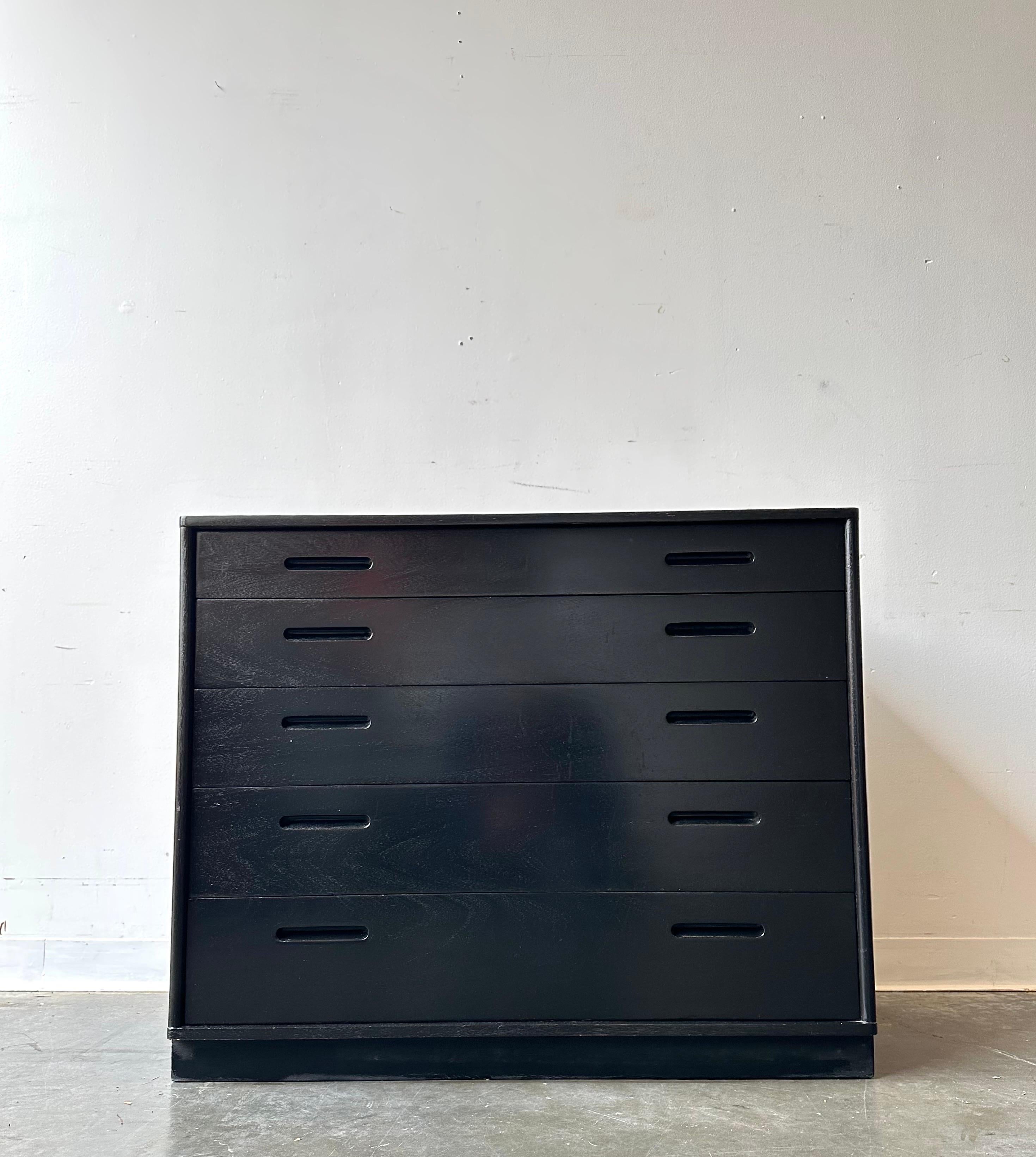 Edward Wormley for Dunbar Furniture chest of drawers 

Fantastic piece in excellent condition. Ebonized, with leather wrapped base. five drawer unit.