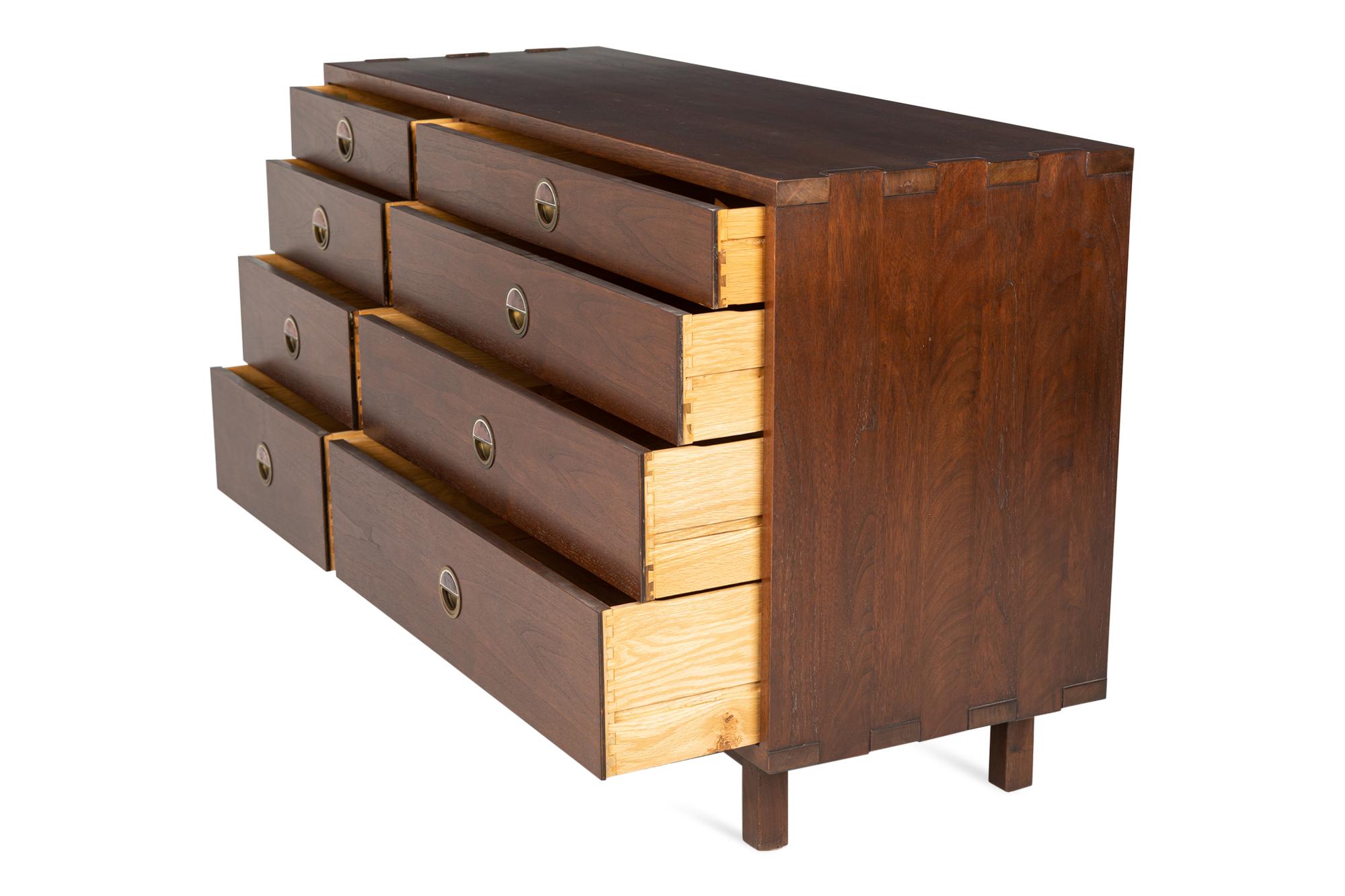 Mid-Century Modern Edward Wormley for Dunbar Furniture Co Huit tiroirs en noyer et carreaux de natzler en vente