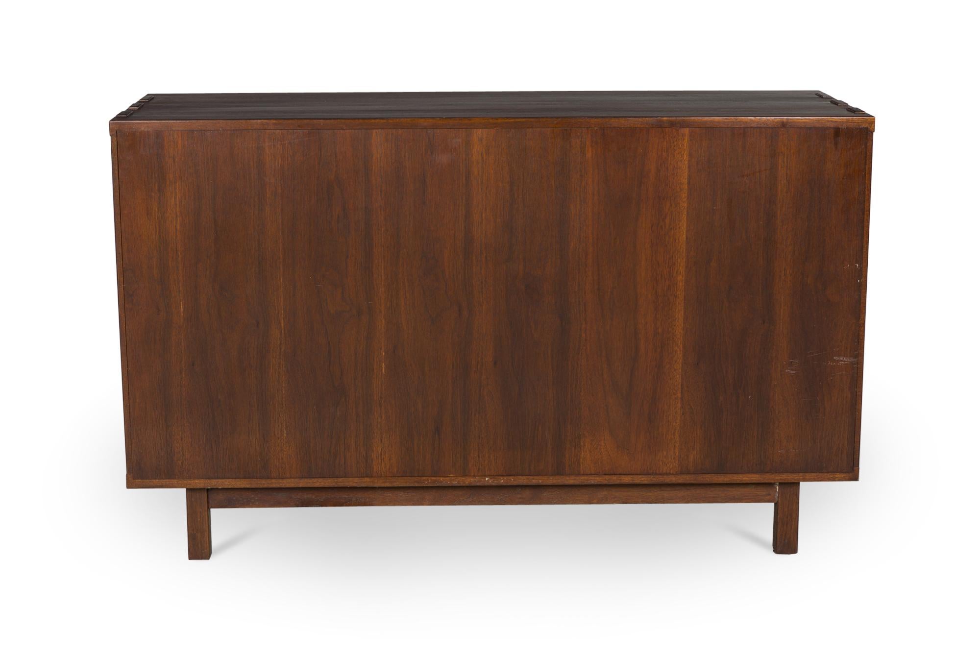 20ième siècle Edward Wormley for Dunbar Furniture Co Huit tiroirs en noyer et carreaux de natzler en vente