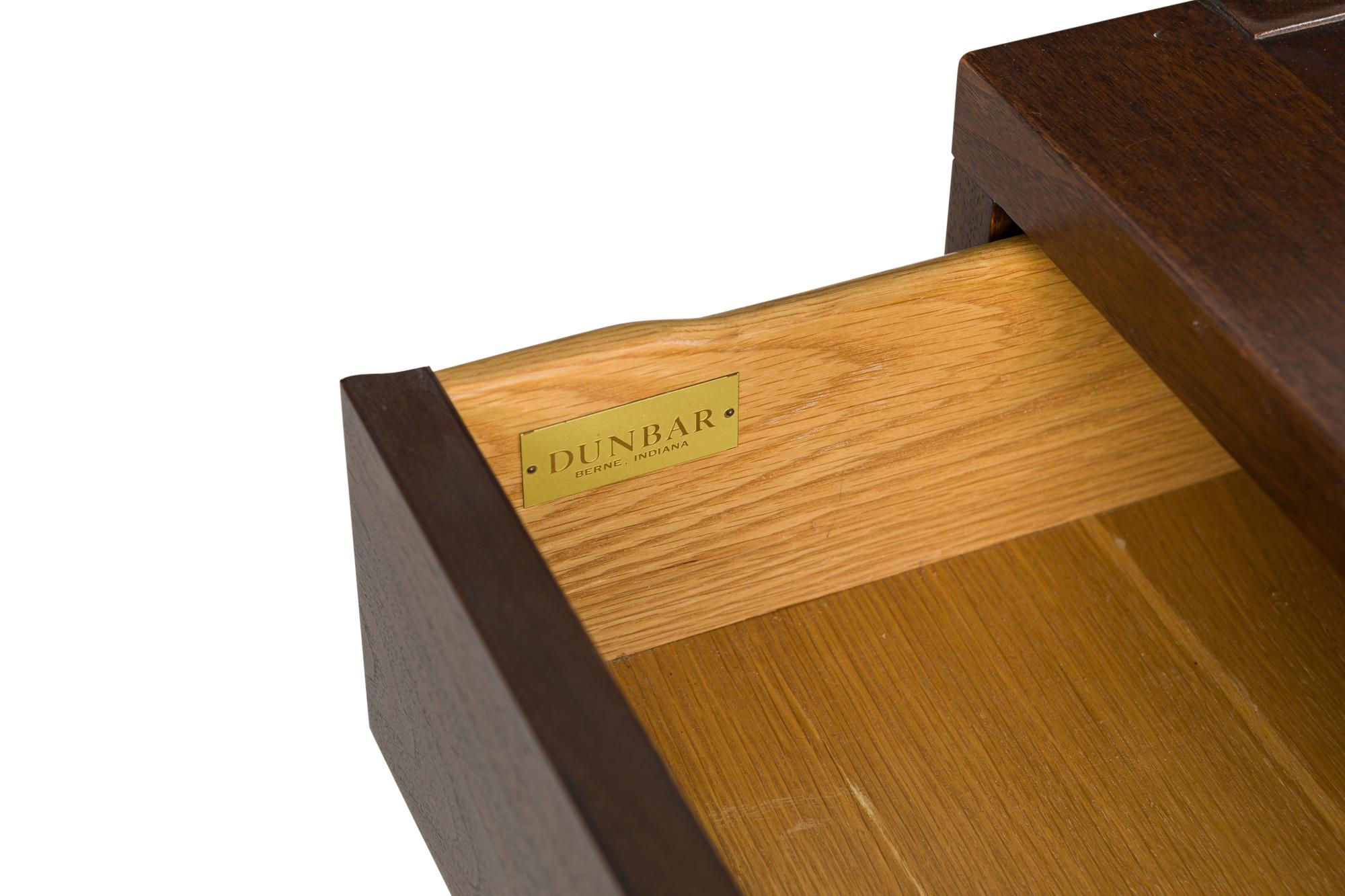 Edward Wormley für Dunbar Furniture Co. Acht-Schubladen-Schrank aus Nussbaum und Natzler-Kacheln im Angebot 1