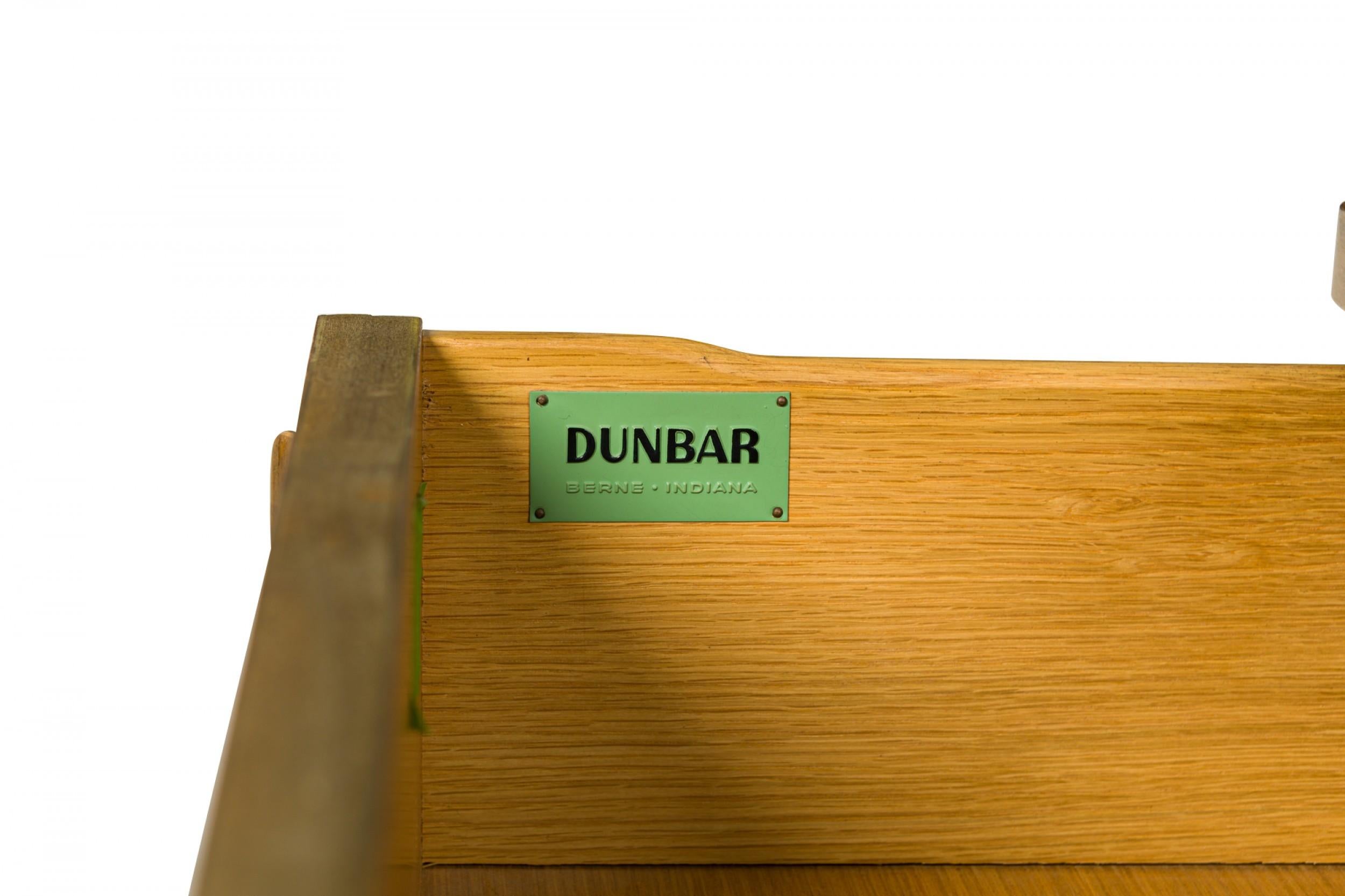Edward Wormley für Dunbar Furniture Co. Niedrige Kommode aus Nussbaum im Angebot 8