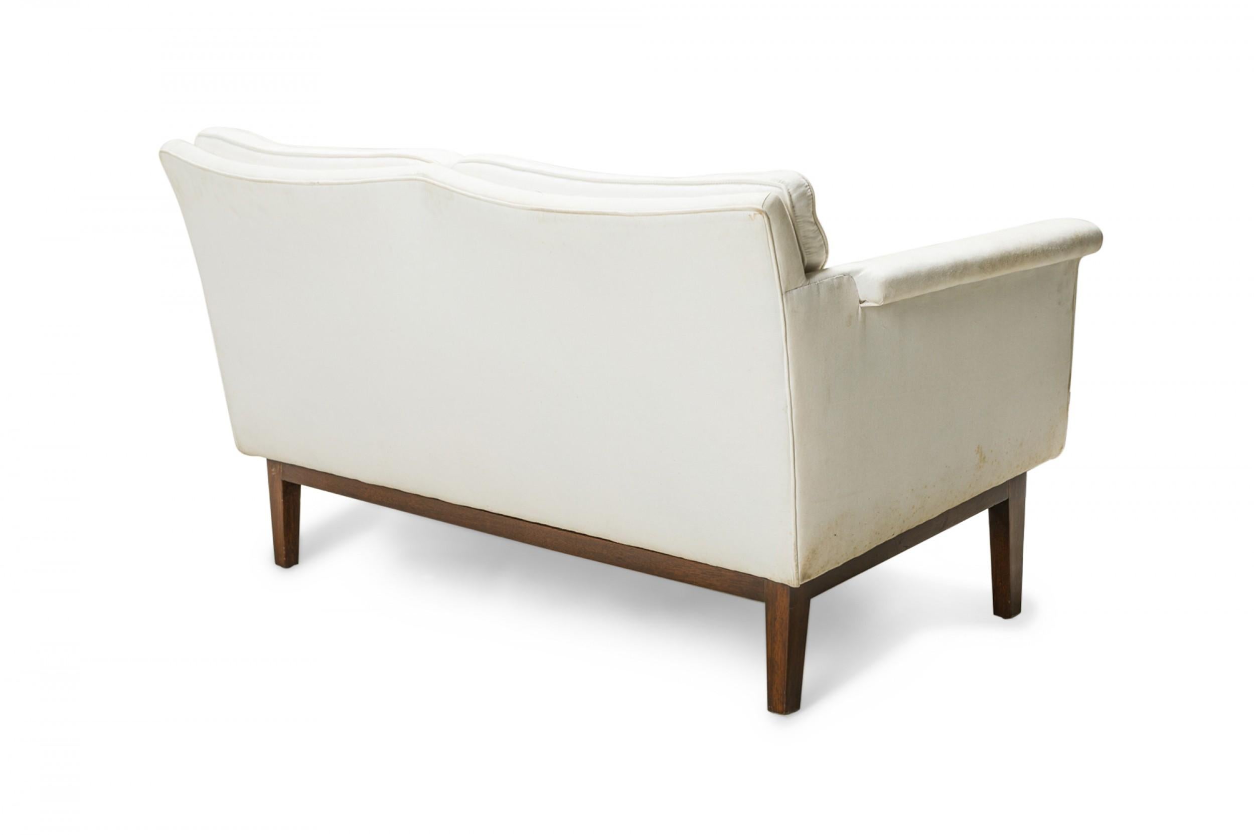 Américain Edward Wormley pour Dunbar Furniture Co. Canapé rembourré blanc en vente