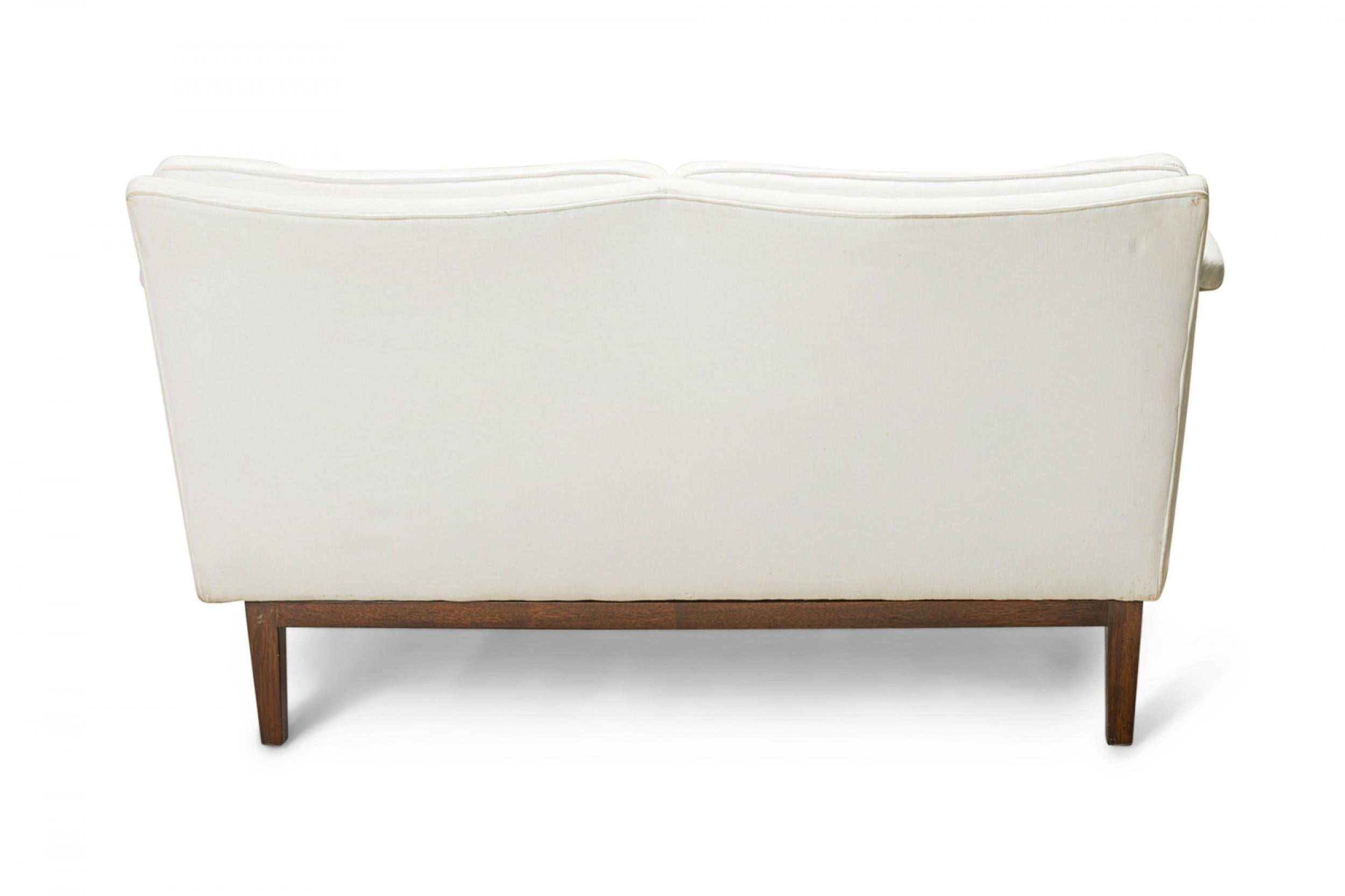 Edward Wormley pour Dunbar Furniture Co. Canapé rembourré blanc Bon état - En vente à New York, NY