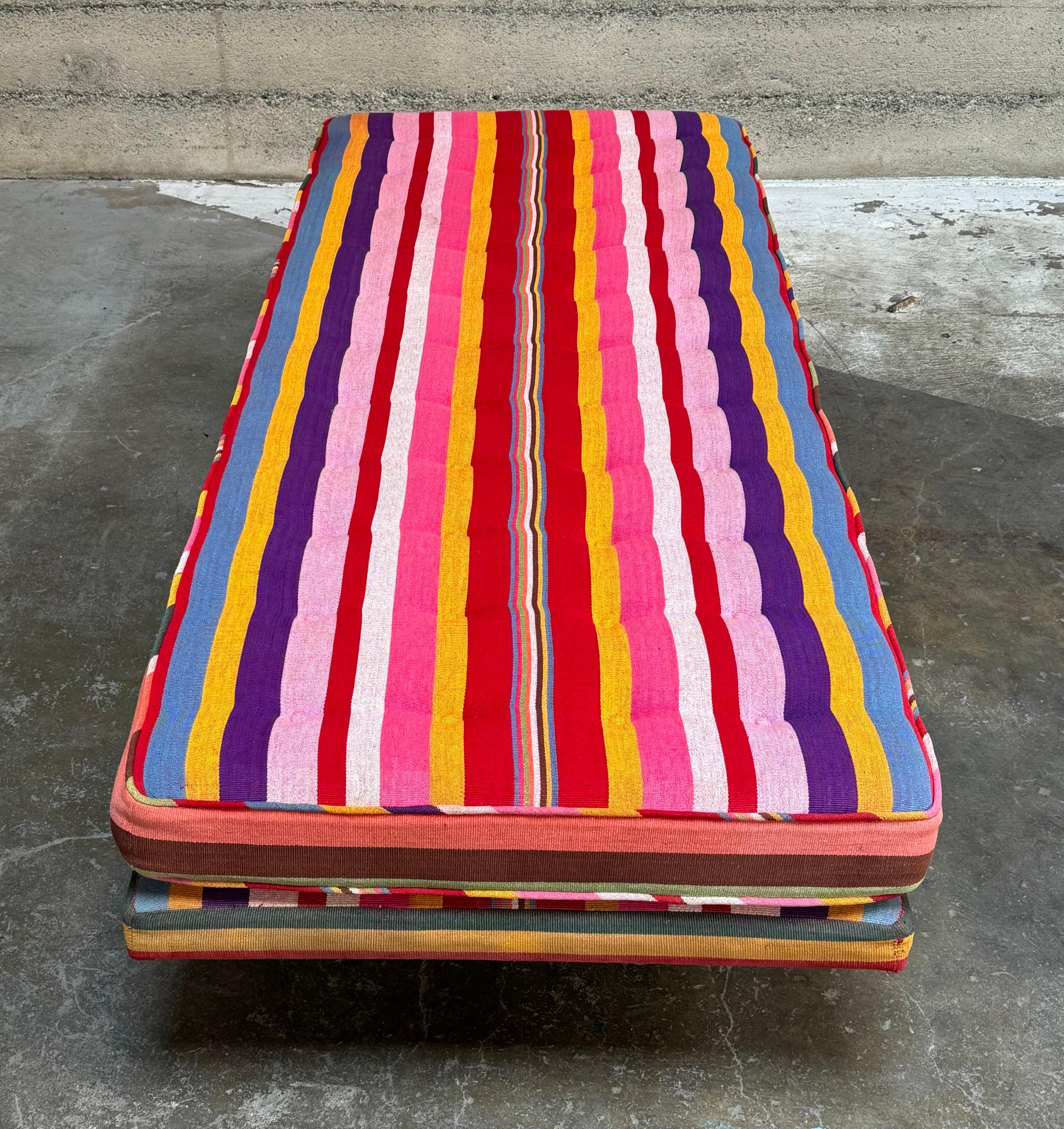 Edward Wormley  Méridienne Dunbar en tissu rayé vintage de style Alexander Girard 2