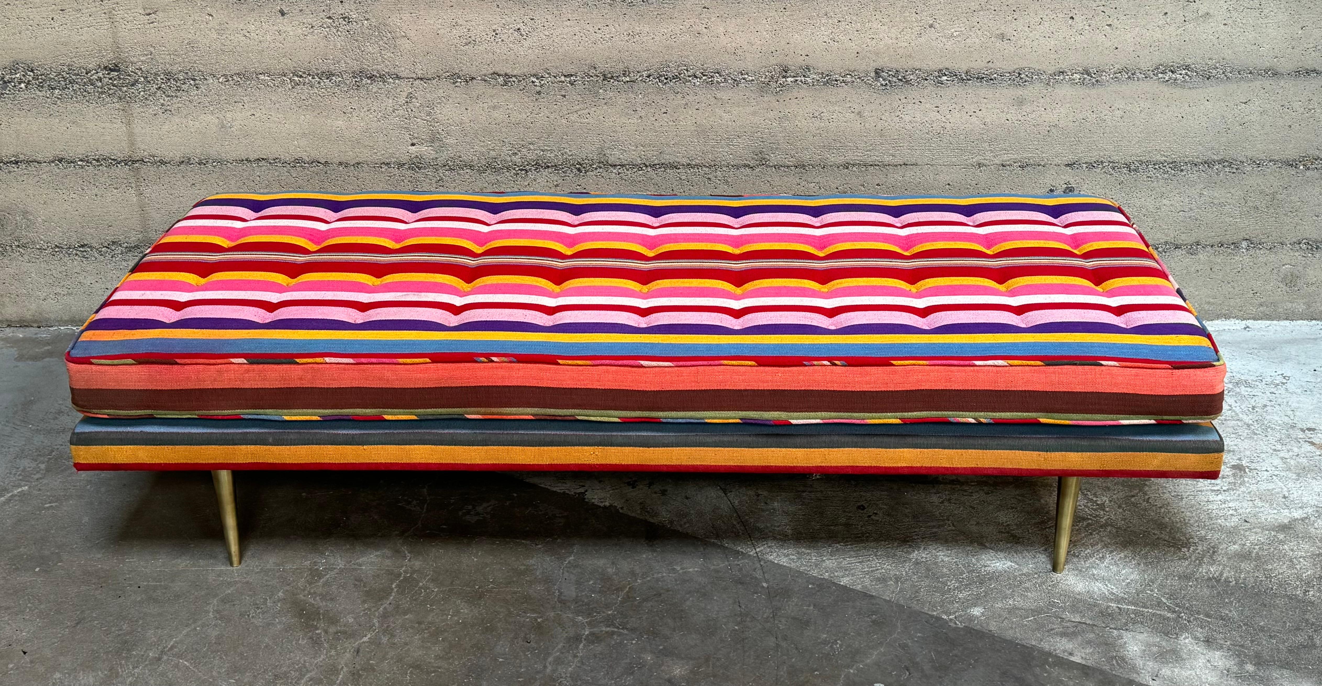Edward Wormley pour le lit de jour Dunbar en vintage  tissu rayé. Un tissu saisissant aux couleurs vibrantes et aux rayures audacieuses. Une forme simple et épurée reposant sur de solides pieds coniques en laiton. Wormley était connu pour ses