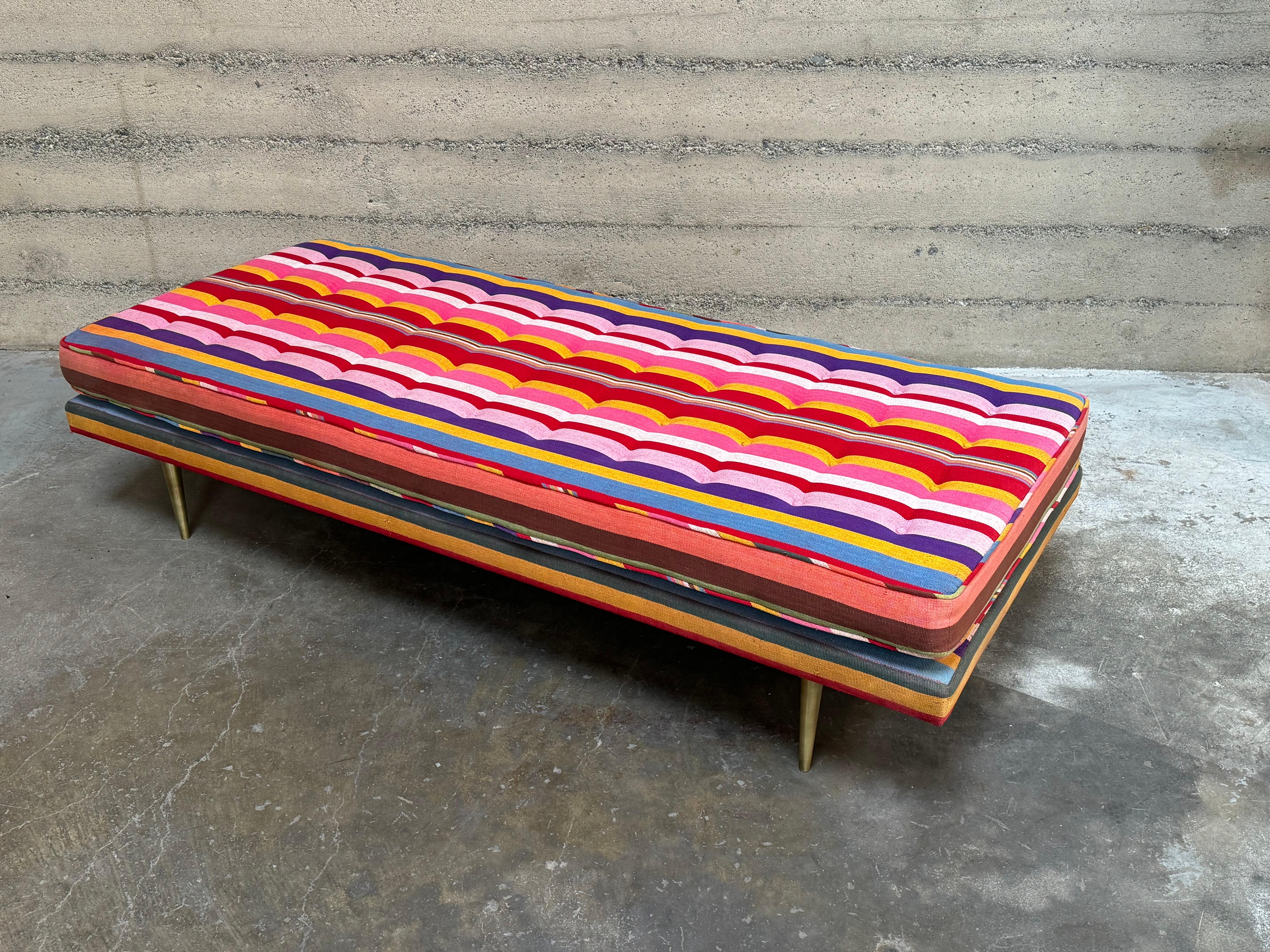 Laiton Edward Wormley  Méridienne Dunbar en tissu rayé vintage de style Alexander Girard