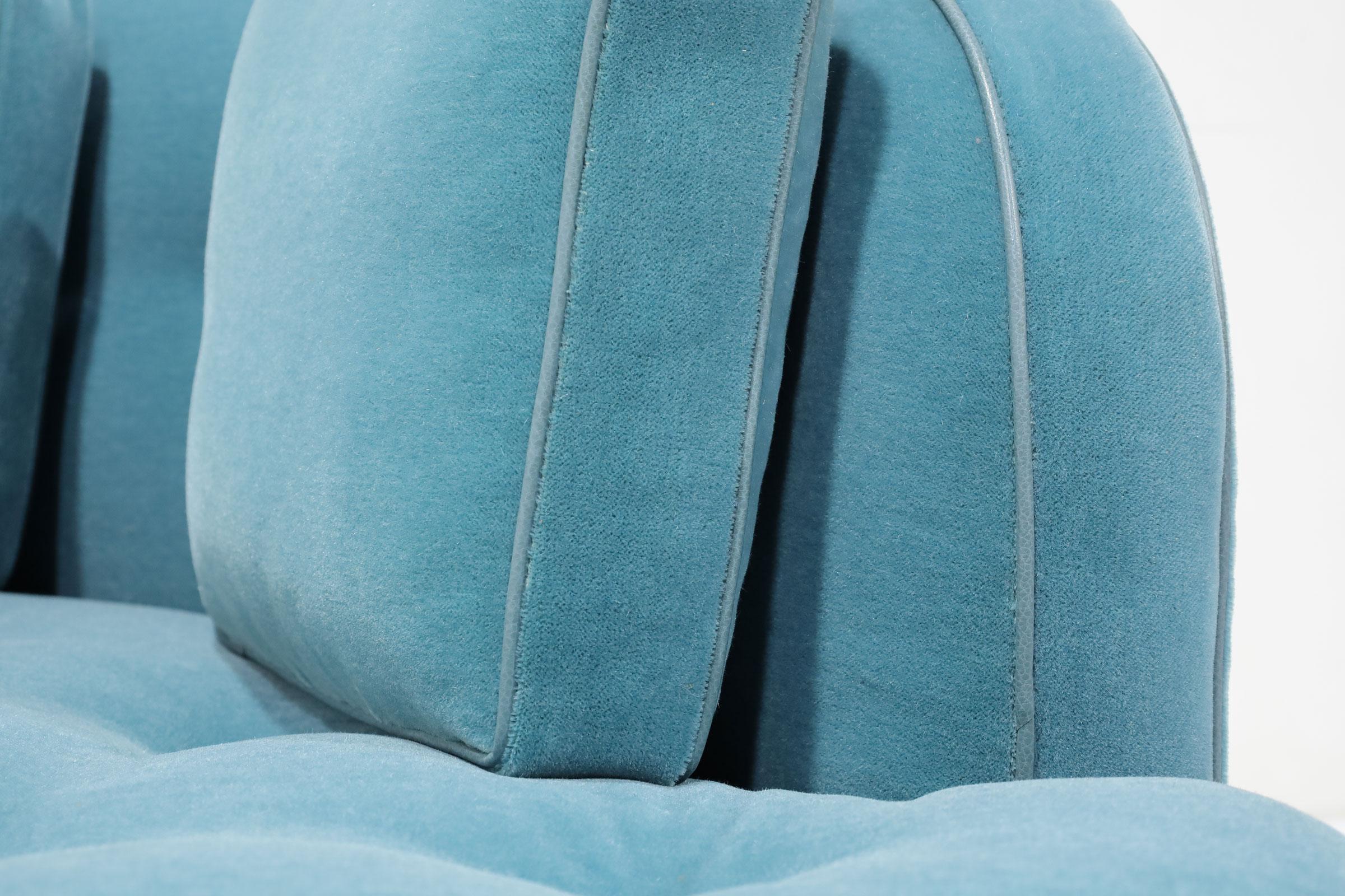 So ein klassisches Sofa und so schön. Wir haben diese Schönheit mit wunderschönem blauen Mohair aufgepeppt und mit Paspeln versehen, um die Kanten besser zu definieren. Das Sofa verfügt über einen restaurierten Mahagoni-Sockel und 4 Kissen für mehr