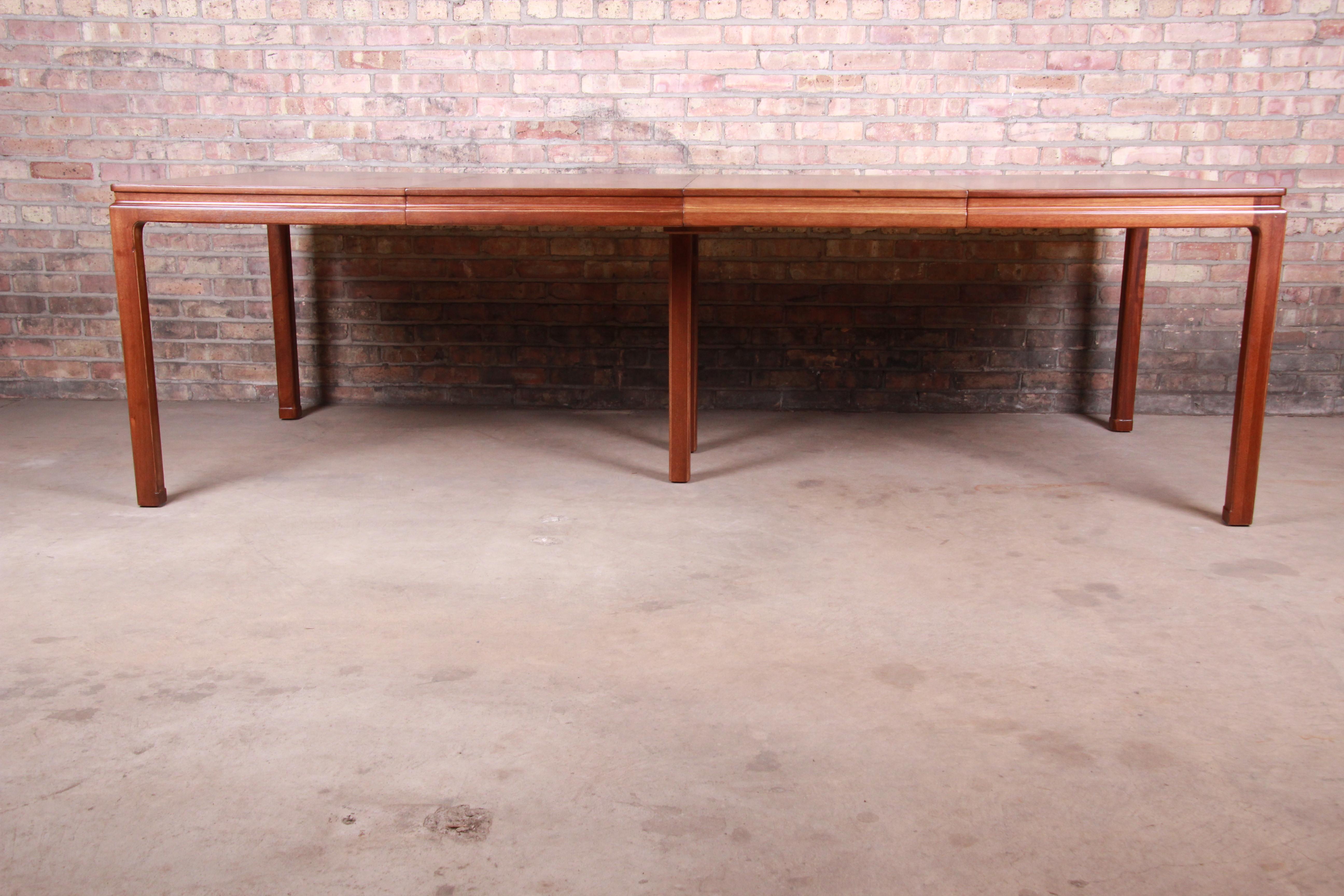 An exceptional Mid-Century Modern extension dining table in book-matched walnut

By Edward Wormley for Dunbar Furniture

USA, 1950s

Measures: 52.5