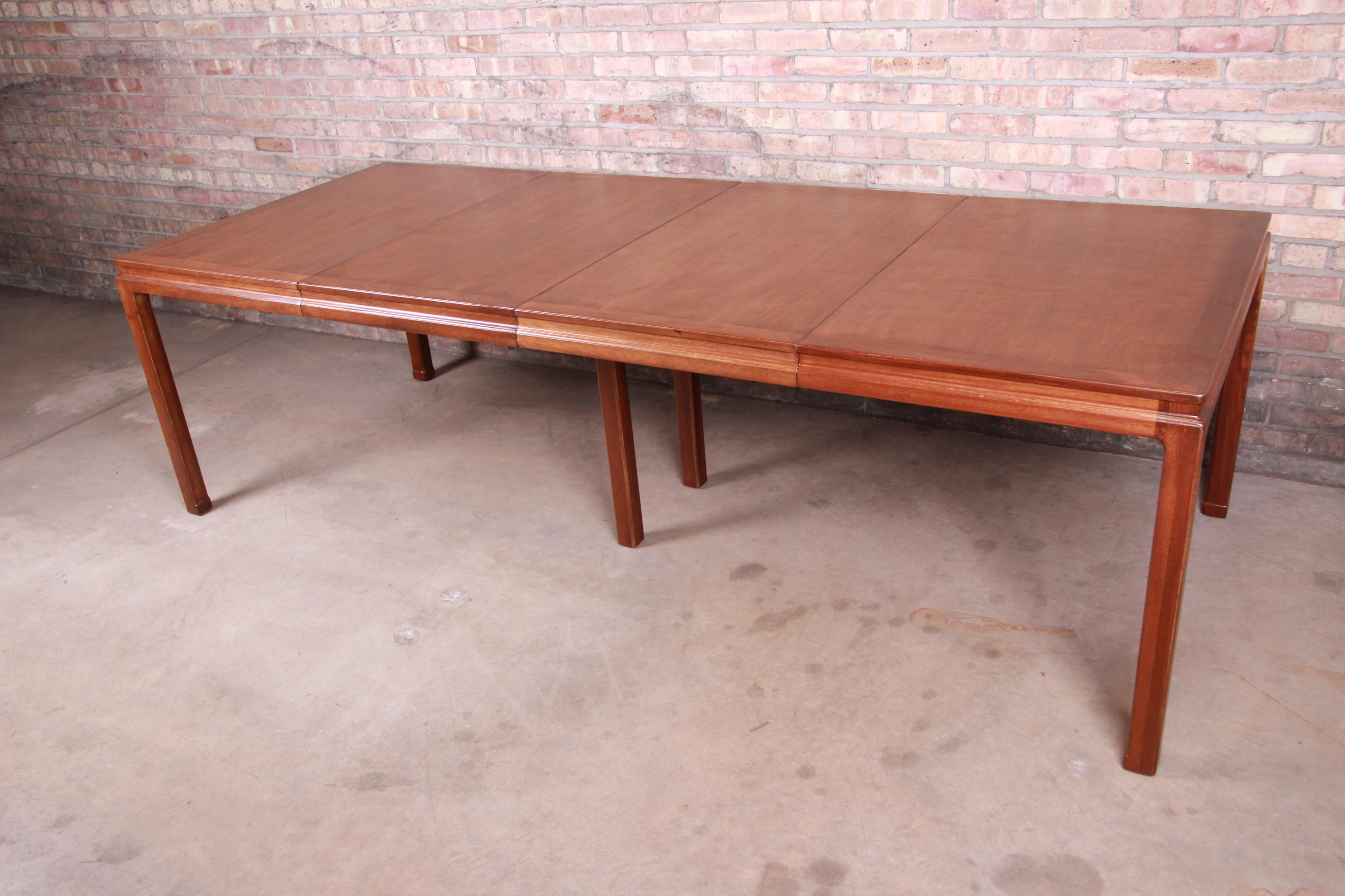 Mid-Century Modern Table à manger en noyer de la collection Janus d'Edward Wormley pour Dunbar, nouvellement restaurée en vente