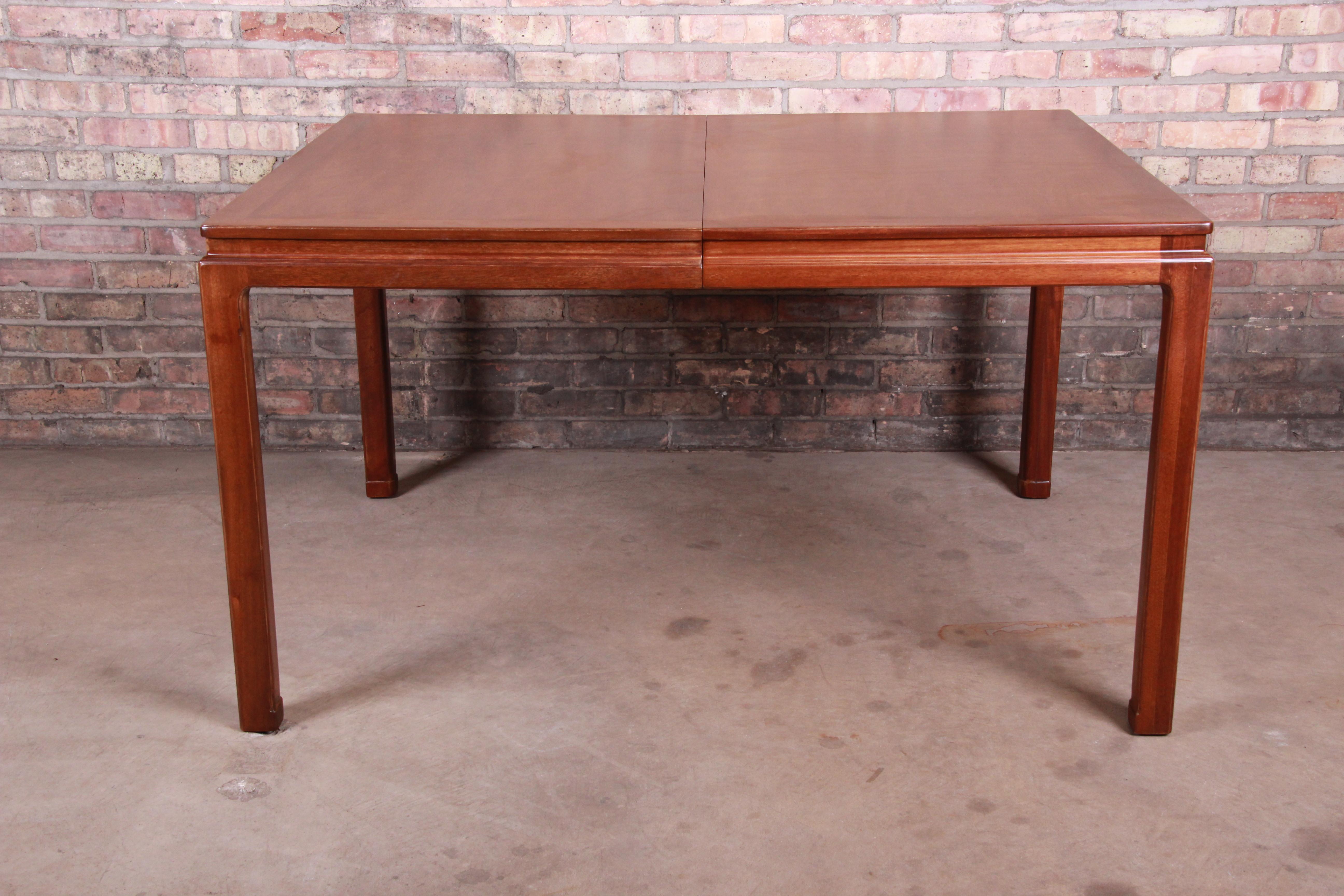 Table à manger en noyer de la collection Janus d'Edward Wormley pour Dunbar, nouvellement restaurée en vente 2