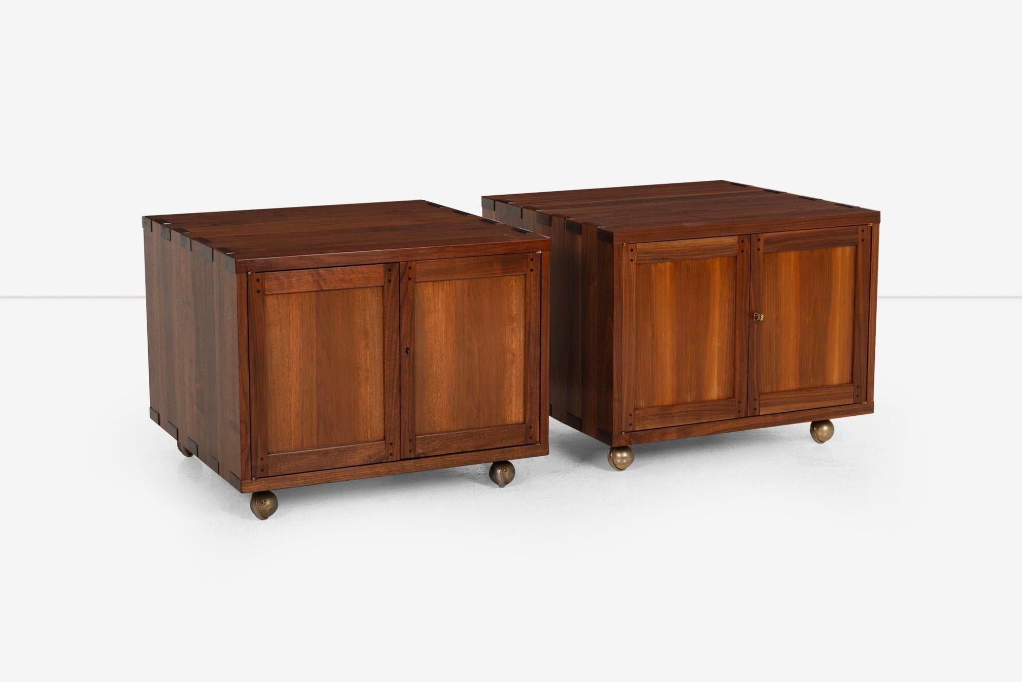 Edward Wormley for Dunbar - Janus Group Pair of End Tables on Casters, 1950s
Model: 5811
Materials: Solid walnut with offset box joints, oil-finished exterior, brass key, and Dunbar brass label inside [Dunbar Berne Indiana]
Features:
Concealed