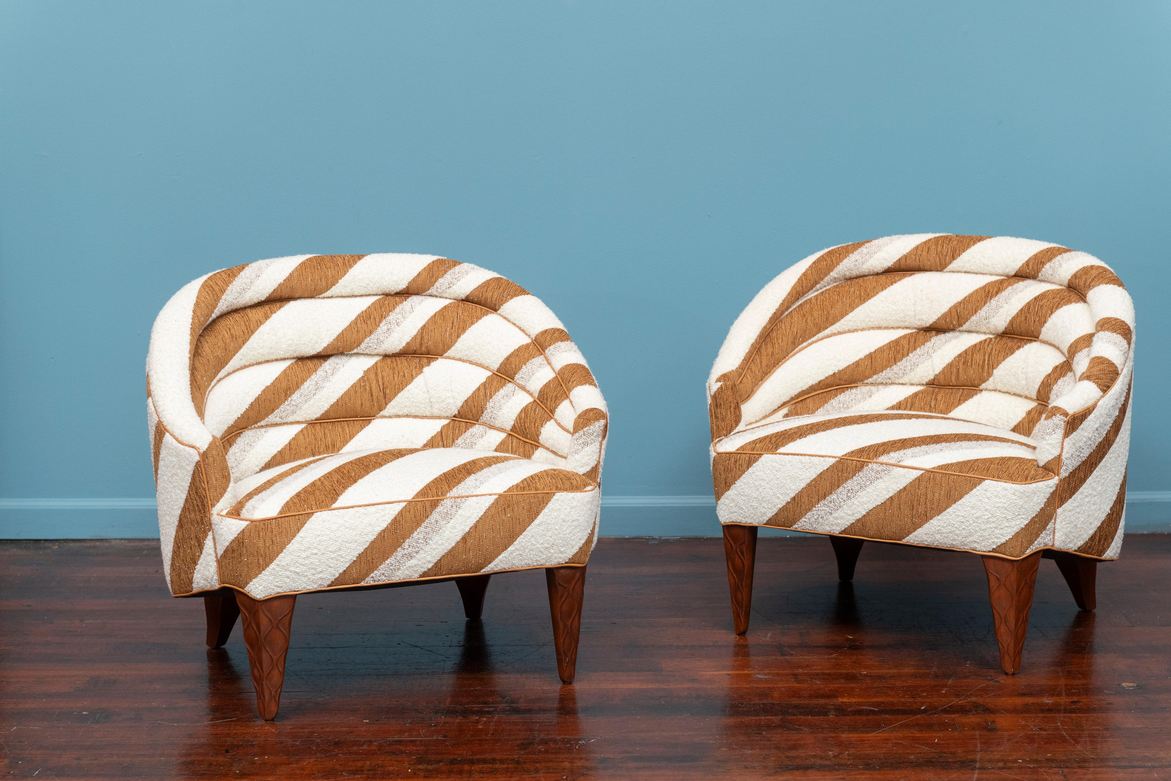 Edward Wormley Janus Serie Lounge Chairs für Dunbar, CIRCA 1957. Anspruchsvolle kleinere Pantoffel- oder Loungesessel mit geschnitzten Vorderbeinen in Schlangenhautoptik. Ein seltenes Design, das ins Auge sticht und bequem ist, gerade neu gepolstert