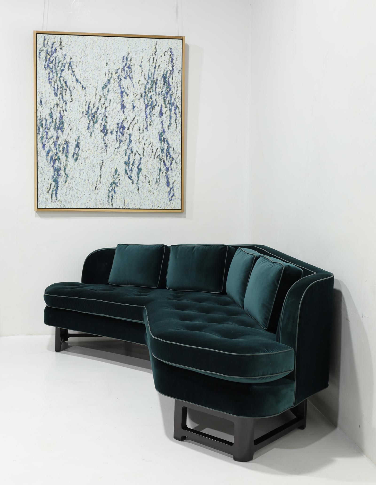 Un eccezionale divano Edward Wormley for Dunbar Janus Model 6329 Angle appena rivestito in velluto verde acqua di Raf Simons con finiture in pelle.  

Ideato nel 1957, il divano Janus è stato presentato nel 1957 ed è uno dei design più iconici di