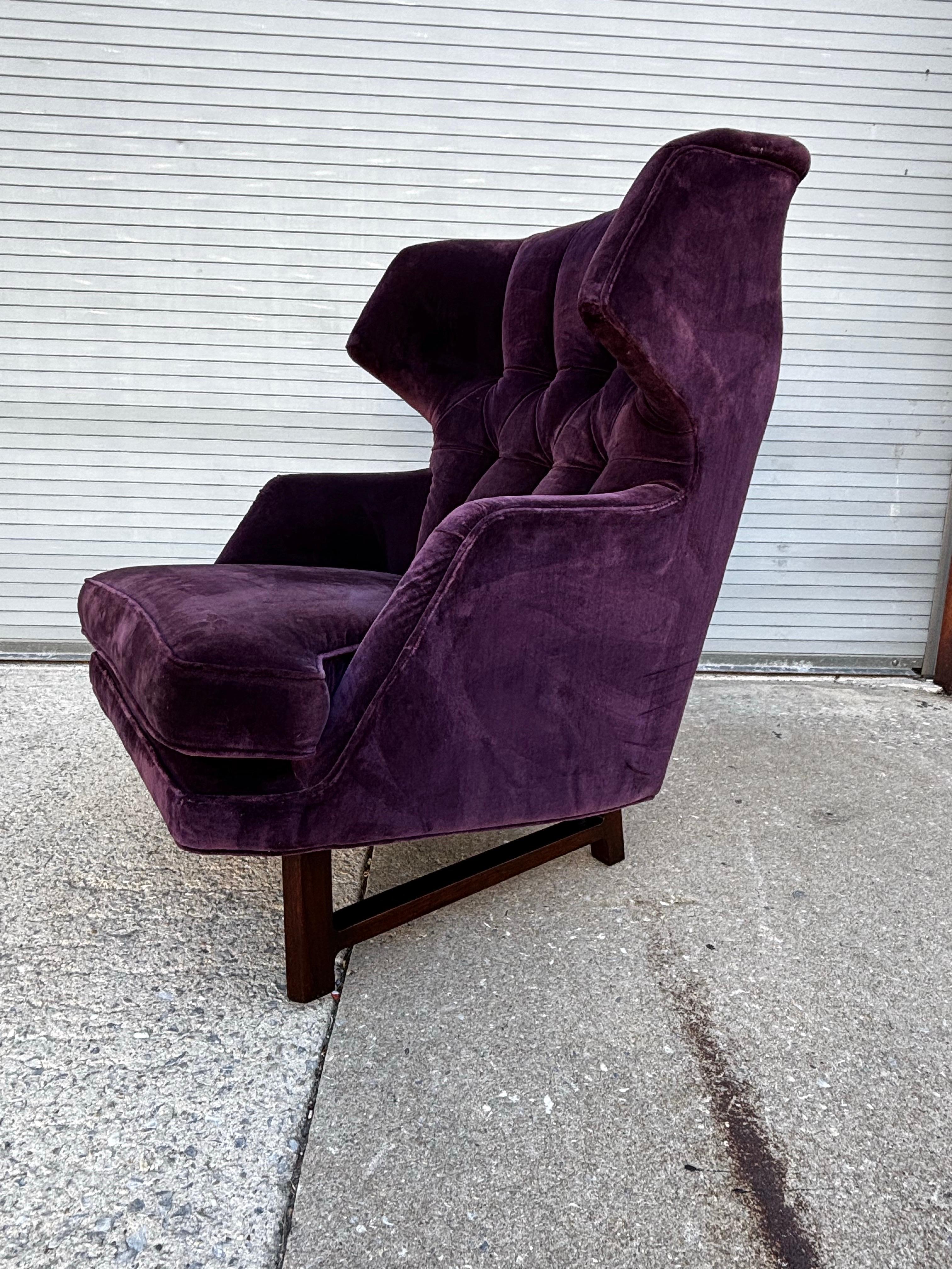 Edward Wormley for Dunbar Classic Janus Sessel mit geflügelter Rückenlehne!  In seinem ursprünglichen lila Samt. Das Sitzkissen wurde irgendwann durch ein daunengefülltes Schaumstoffkissen ersetzt. Insgesamt in ausgezeichnetem Zustand. Einer seiner