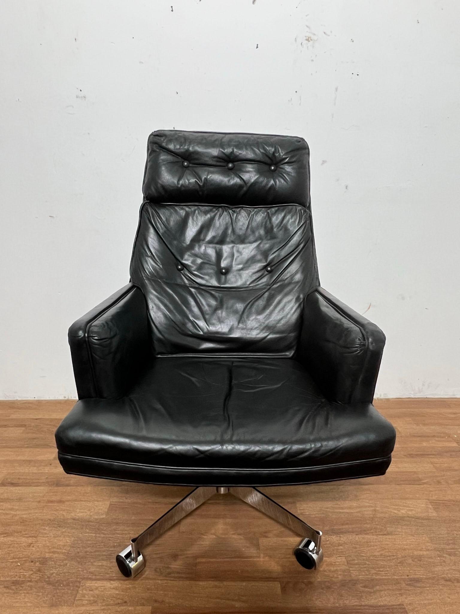 Mid-Century Modern Edward Wormley for Dunbar Leather Executive Chair Circa 1950s For Sale