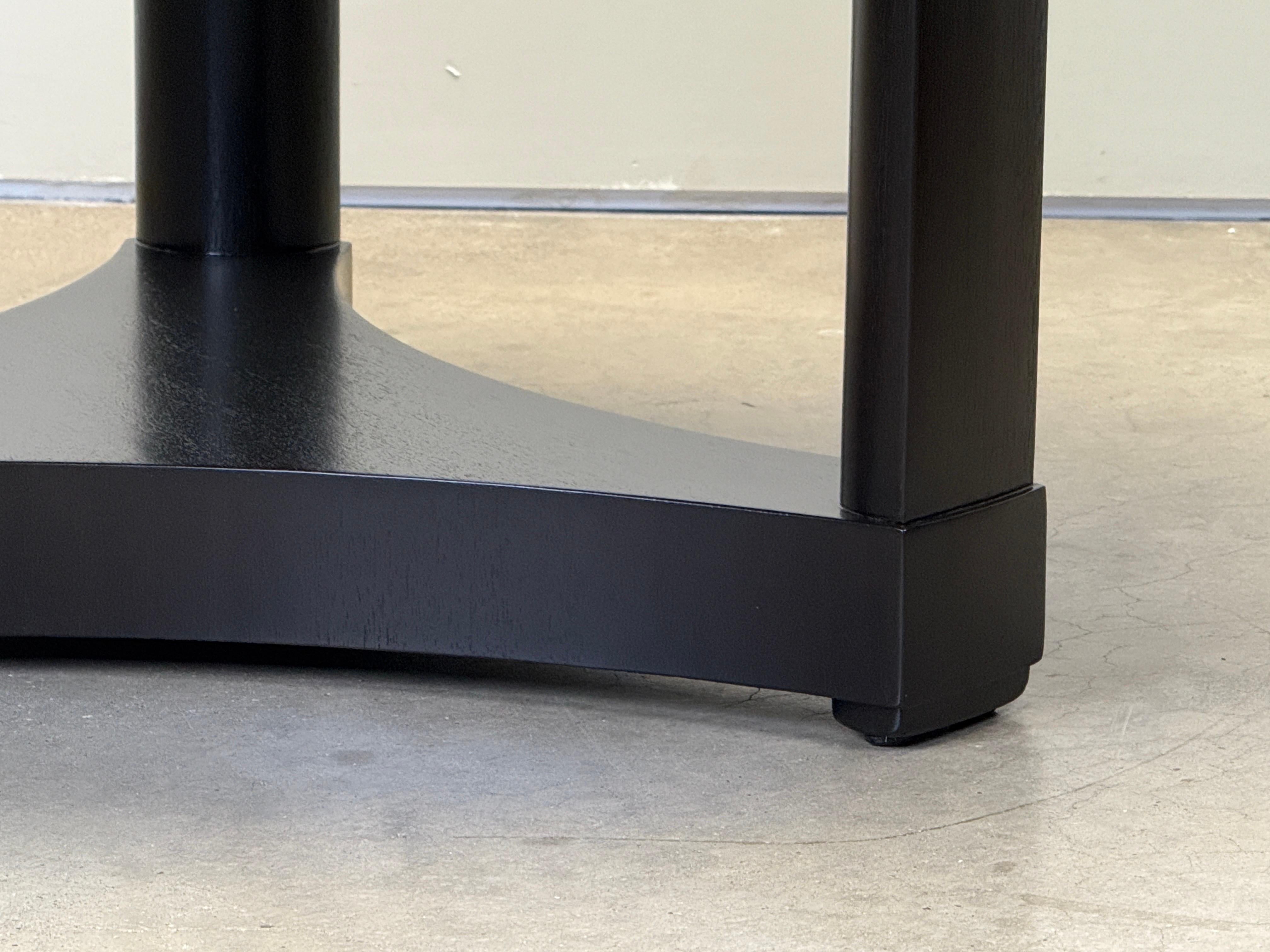 Mesa de caoba oscura con tablero de cuero verde patinado diseñado por Edward Wormley para Dunbar. 