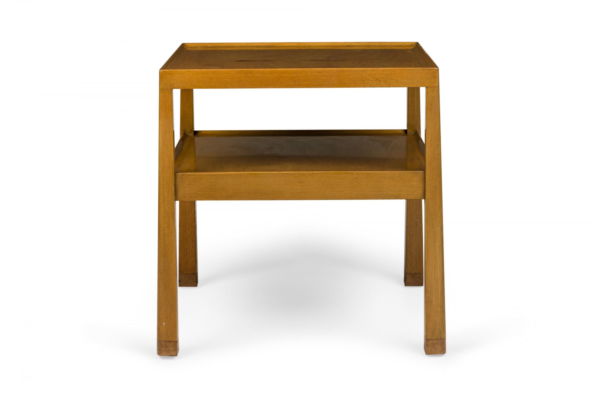 Mid-Century Modern Edward Wormley pour Dunbar table d'appoint à deux niveaux en bois clair en vente