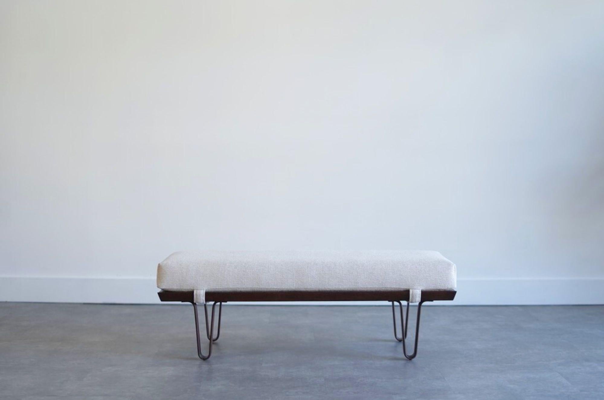 Élégant et polyvalent, ce banc Long John d'Edward Wormley pour Dunbar a été entièrement restauré par Stamford Modern. Fabriqué en noyer massif, son profil épuré met en valeur le design intemporel du milieu du siècle. Le coussin rembourré amovible
