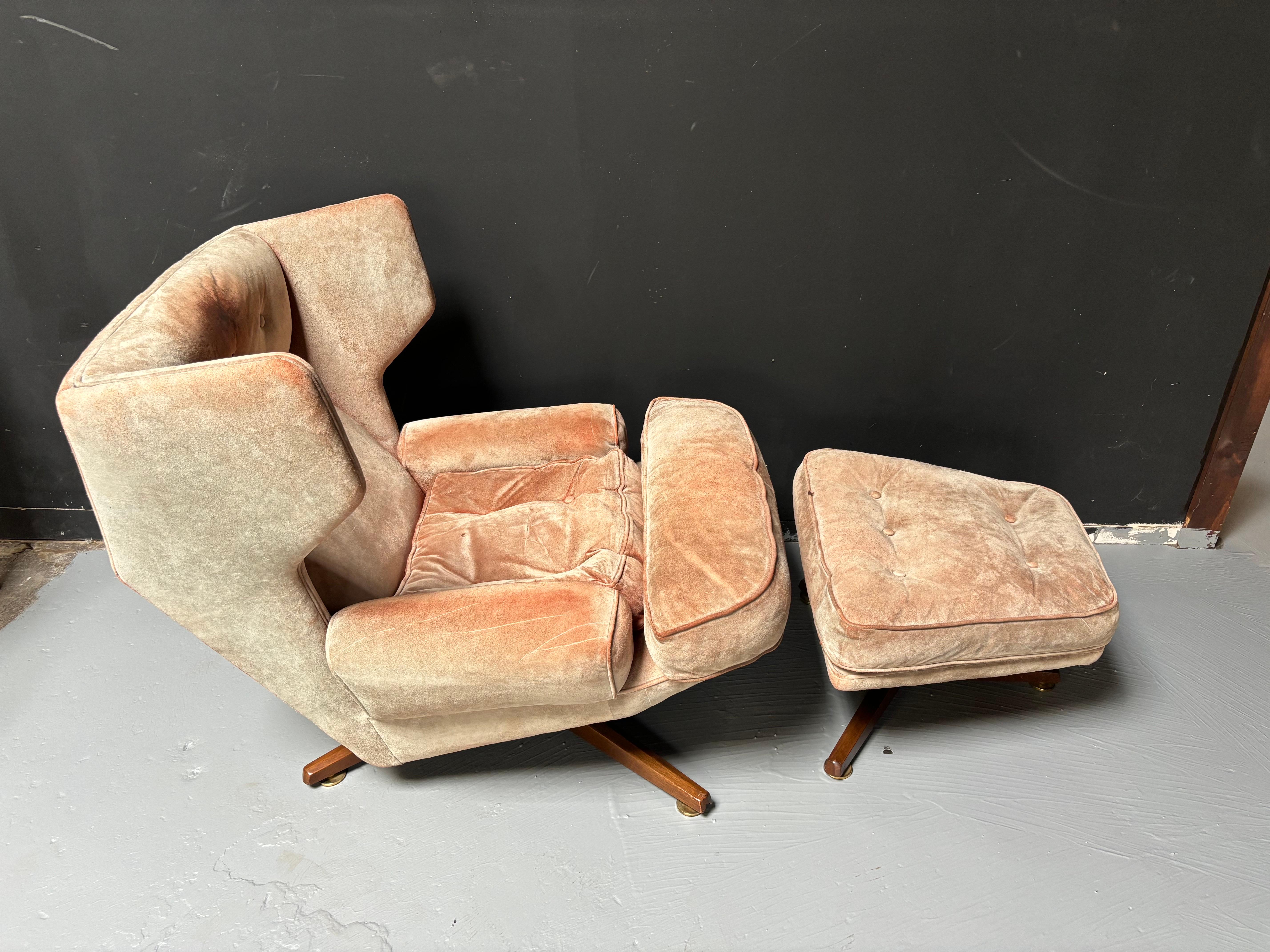 Edward Wormley per Dunbar - Sedia da salotto girevole e ottomana.  Design dei primi anni '60 prodotto solo per un breve periodo!  Non averne mai visto uno prima è sempre un vantaggio per un rivenditore di Mid-Century!  Diversi designer producevano