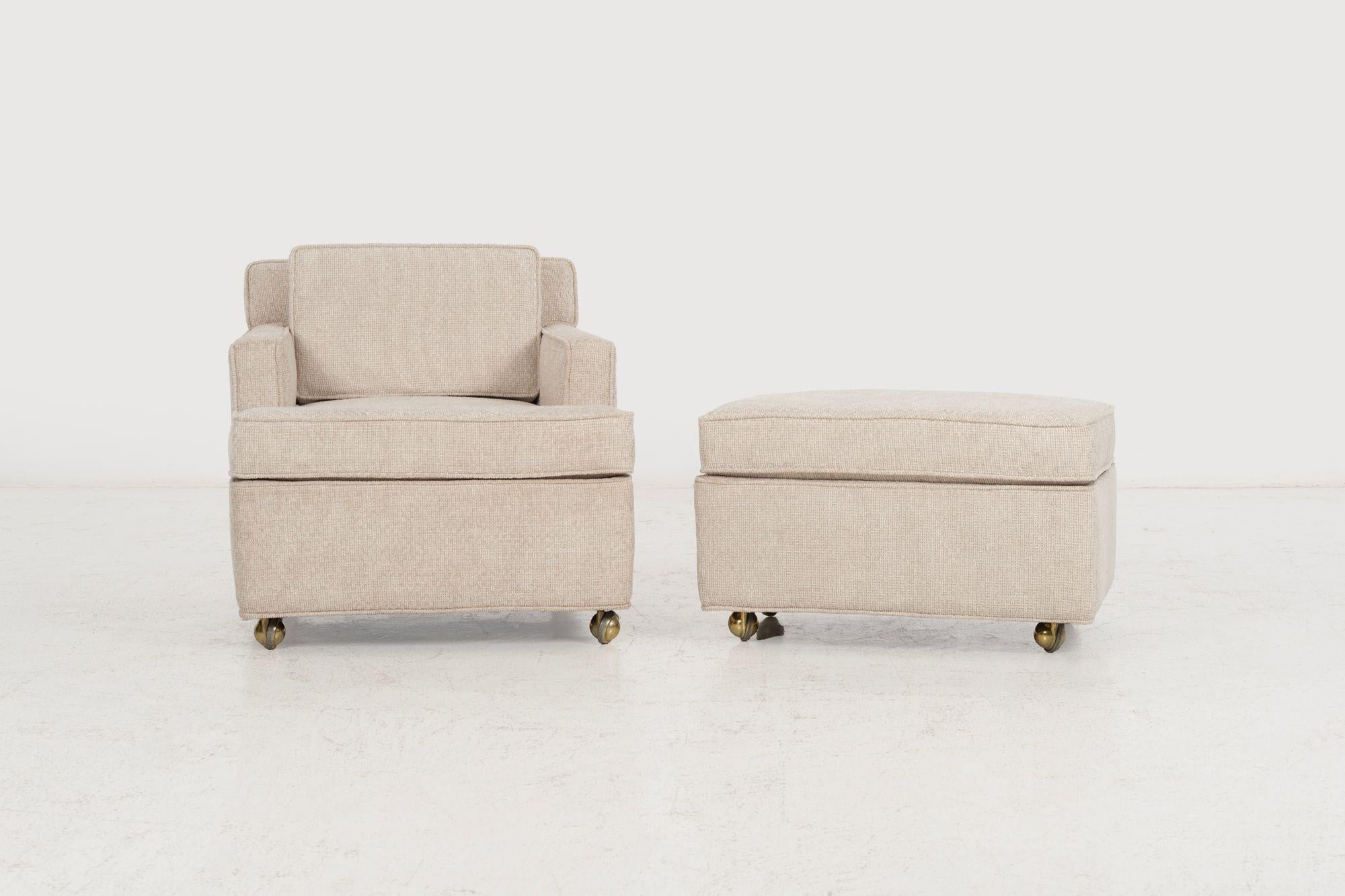 Edward Wormley for Dunbar Chaise longue et ottoman sur roulettes 1965 Reupholstered
Chaise longue classique et ottoman conçus par Edward Wormley pour Dunbar, avec roulettes Sheppard en laiton d'origine. Entièrement restauré et retapissé dans un