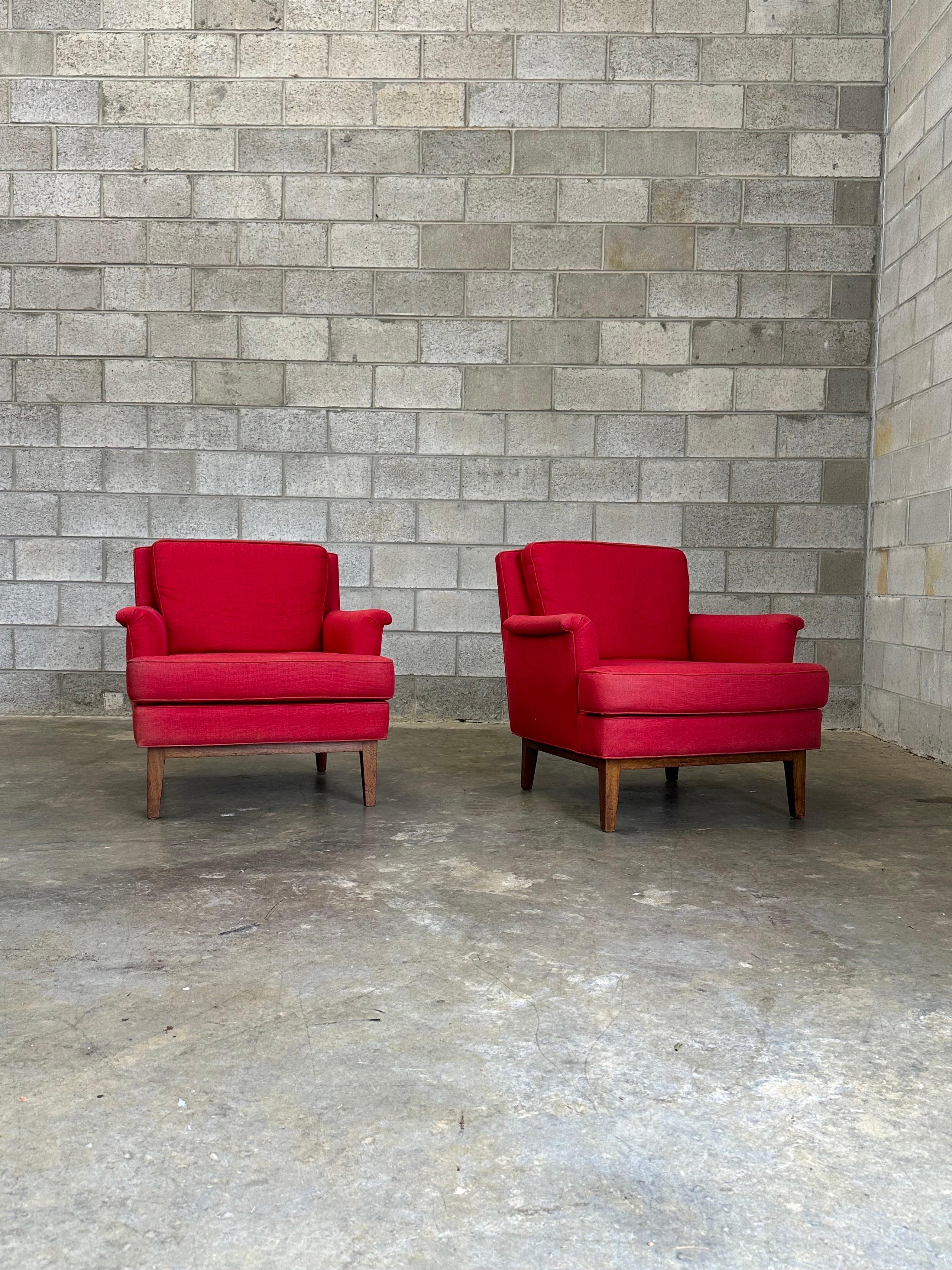 Estupendo par de tumbonas de Edward Wormley para Dunbar Furniture. Presenta una mezcla perfecta de elementos tradicionales y modernos, como es habitual en la filosofía de diseño de Wormley, y éste no es una excepción. De gran escala y forma, estas