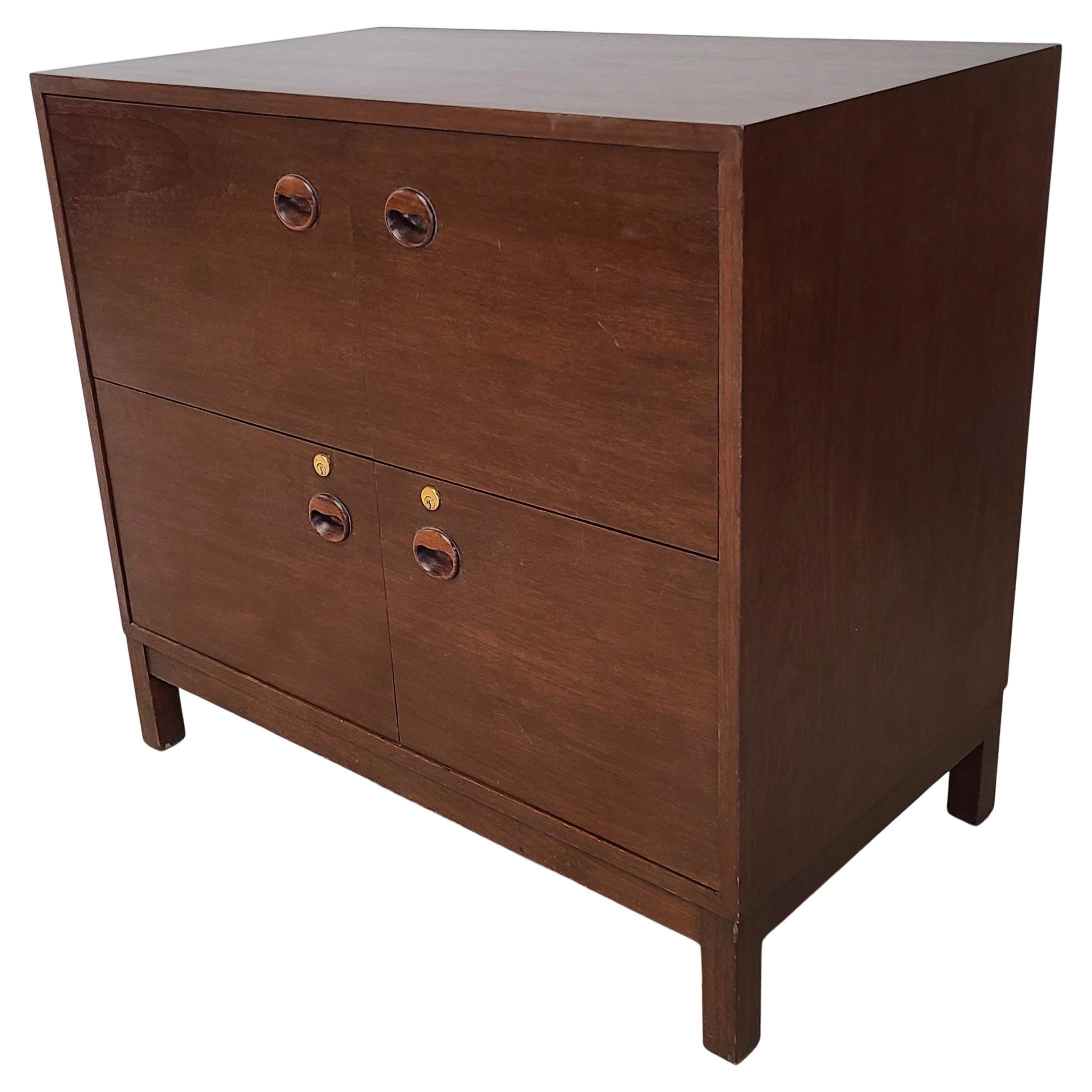 Edward Wormley for Dunbar Low Filer Drawer Cabinet #825 in  Walnut In Good Condition For Sale In Fraser, MI