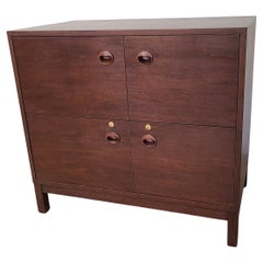 Edward Wormley pour Dunbar Meuble à tiroirs bas #825 en  Noyer