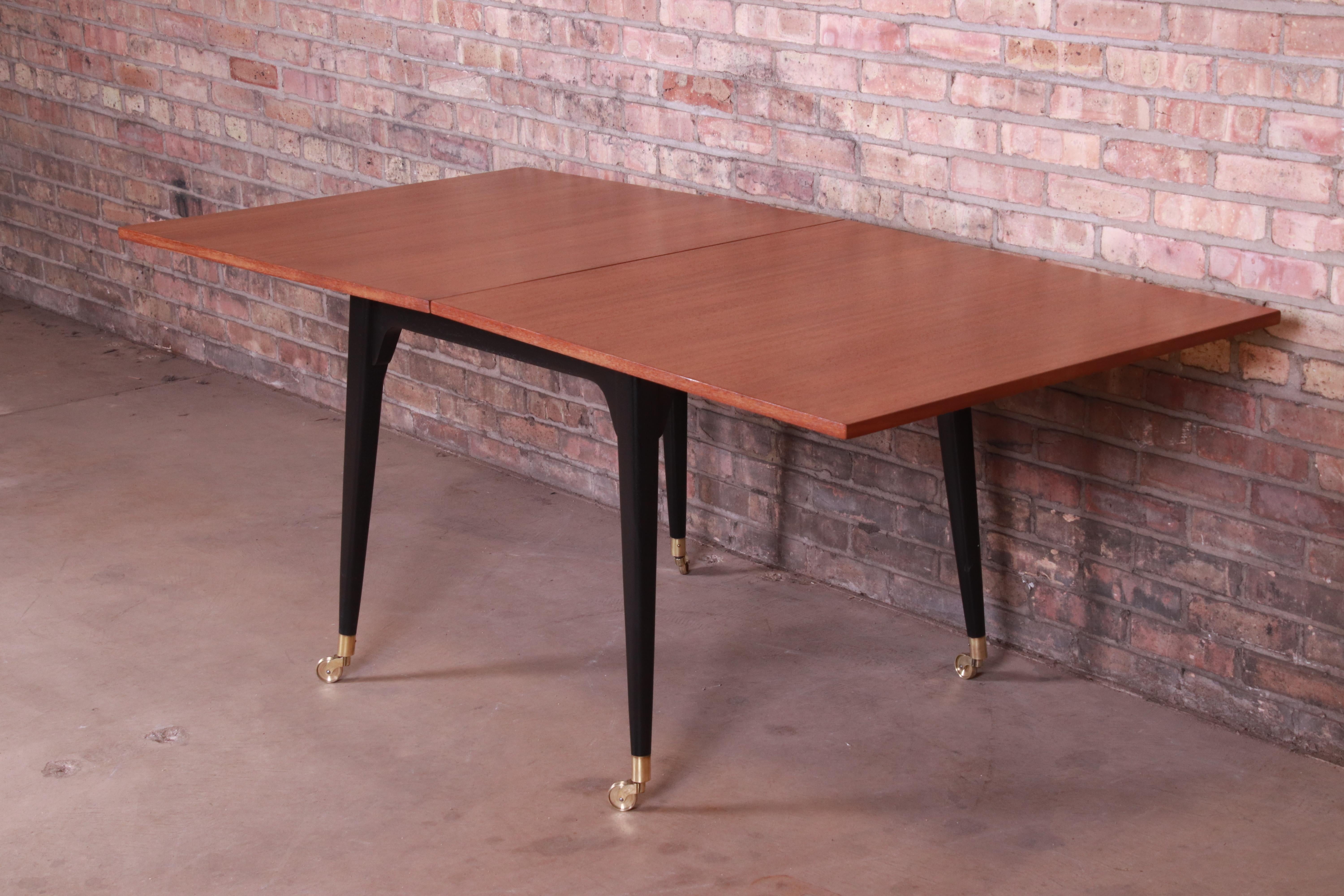 An exceptional Mid-Century Modern flip topdining or game table

By Edward Wormley for Dunbar

USA, 1950s

Mahogany top, with ebonized tapered legs terminating in brass-capped feet and brass casters.

Measures: 34.25