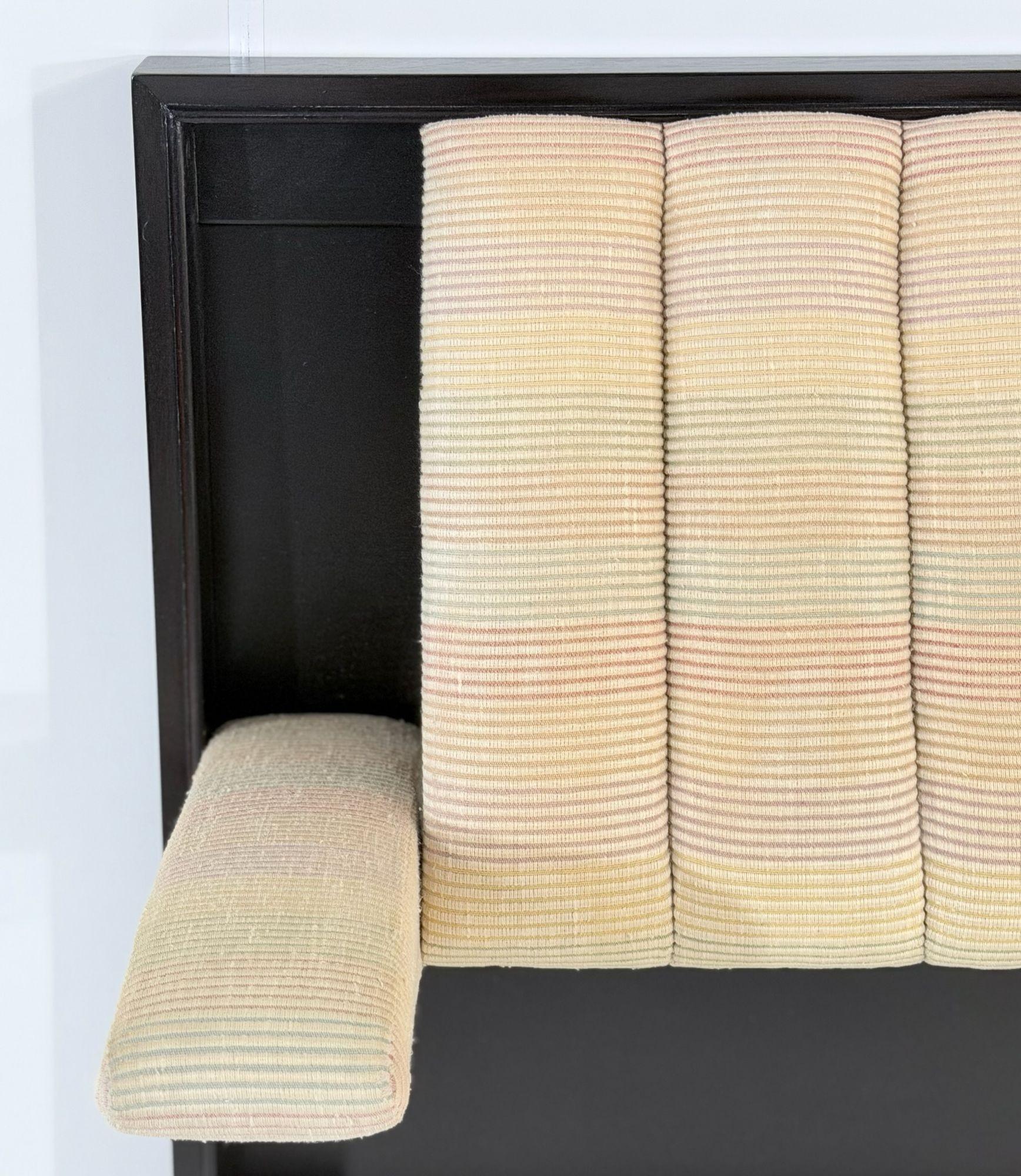 Edward Wormley for Dunbar Mahogany King Headboard w/Arm Rests, 1950 Estadounidense en venta